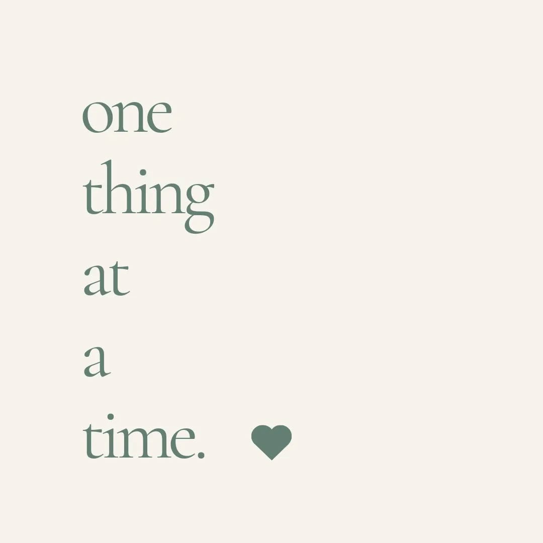 ✨Mindful Monday: Singletasking
Es passiert so schnell und wir tun mehrere Dinge gleichzeitig. Manchmal um effizienter zu sein, manchmal auch einfach aus Gewohnheit.
Zähneputzen, nebenbei lüften und das Bett machen, einkaufen und gleichzeitig ein Telefonat erledigen, essen und eine E-Mail beantworten, TV schauen und durch Instagram scrollen, kochen und schnell die Wäsche aufhängen usw. - ihr kennt das bestimmt. Machen wir viele Dinge gleichzeitig fühlen wir uns ständig gestresst, denn wir sind nie richtig präsent.
Meine Einladung an dich: Achte dich wo du in die Multitasking Falle tappst und probiere einen Tag lang alles bewusst zu machen. Konzentriere dich nur auf etwas und sei ganz bei der Sache: Zähneputzen, zur Arbeit gehen, essen, ein Gespräch führen, kochen, putzen etc. Du wirst belohnt mit viel mehr Ruhe und Gelassenheit. Take it slow, one thing at a time!
Happy Mindful Monday!
#mindfulmonday #mindfulness #achtsamkeit #singletasking #onethingatatime
