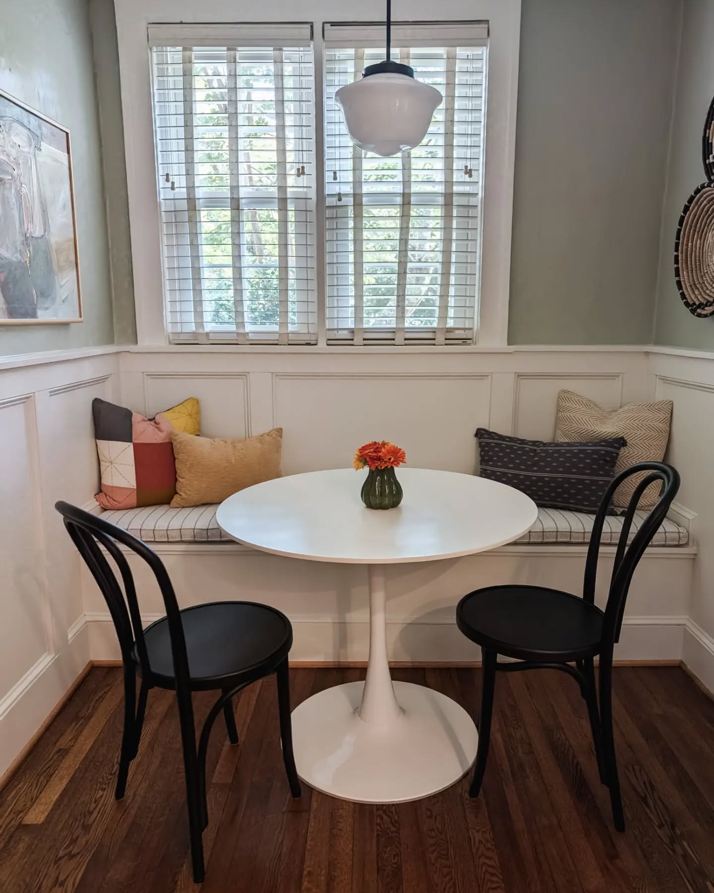 A cheery spot on a rainy day ☕
I’ve envisioned a window seat in our kitchen dining nook since moving in- thanks Green Gable Carpentry for helping it come to life!
#828isgreat #windowseat #kitchennook #lovewhereyoulive #highlightwhatyouhave #ashevilleinteriordecorating #ashevilleinteriordesign