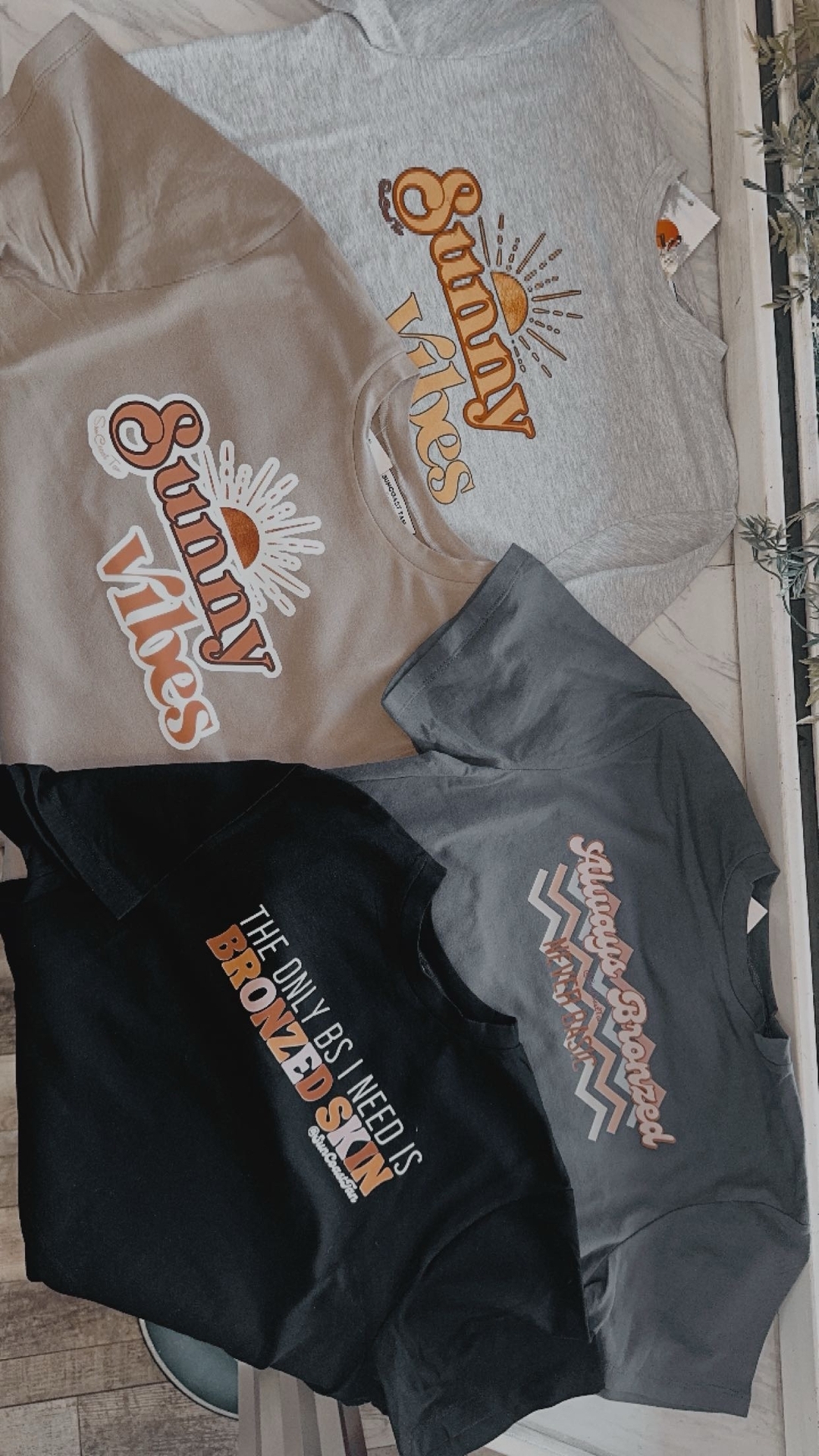 Golden, bronzed skin kissed by the sun, those perfect tan lines, and endless sunny vibes – that’s the secret recipe for pure happiness! 🫶🏼☀️
Visit our tanning salon to achieve that radiant glow you’ve been dreaming of! While you’re here, check out our boutique filled with the cutest shirts and accessories to complement your sun-kissed look. We’ve handpicked pieces that are perfect for showing off your new tan. We’re certain you’ll find something that makes you feel fabulous inside and out! Come pamper yourself and discover your new favorite things. 💖
#TanningSalon #BronzedSkin #SunKissedGlow #TanLines #SunnyVibes #GoldenSkin #TanningLife #SummerGlow #TanGoals #SunshineStateOfMind #TanningBoutique #GlowUp #TannedAndHappy #SunKissedStyle #BoutiqueFinds