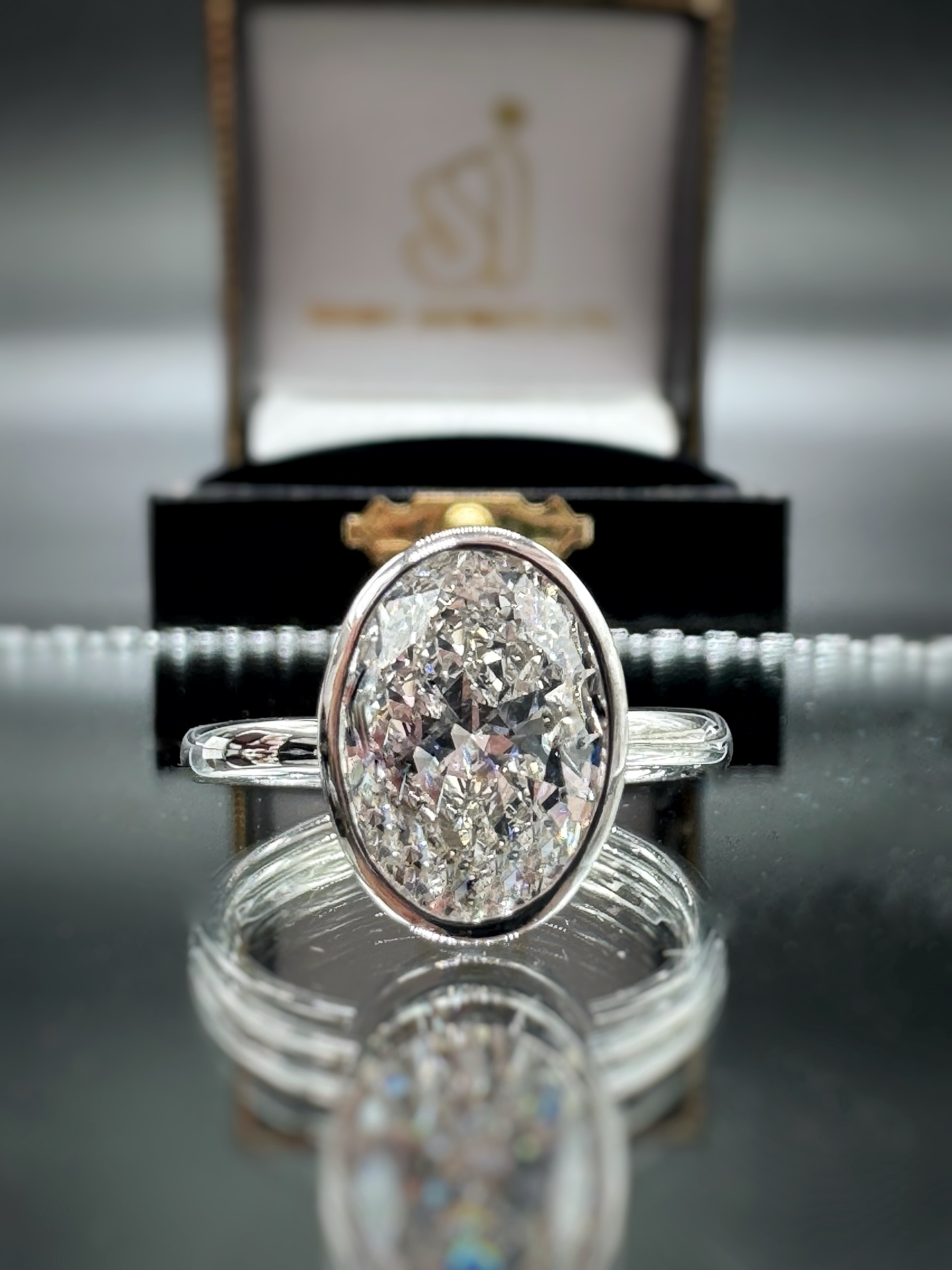 Newest trend🤩
3.17ct oval brilliant diamond set in a custom white gold bezel💍
💎Friday Rocks💎
#simonimports #fridayrocks #engagementrings #trendyjewellery #diamonds