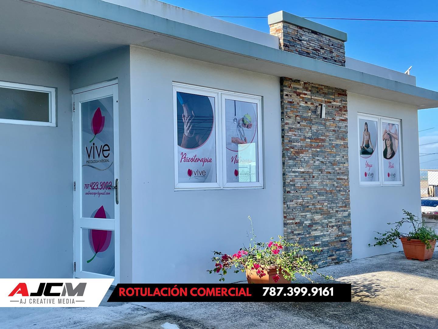 Los perforados son una buena herramienta para dejarle saber a futuros clientes lo que ofrece tu compañía... Para más info: 787.399.9161 / www.ajcreativemedia.com #perforado