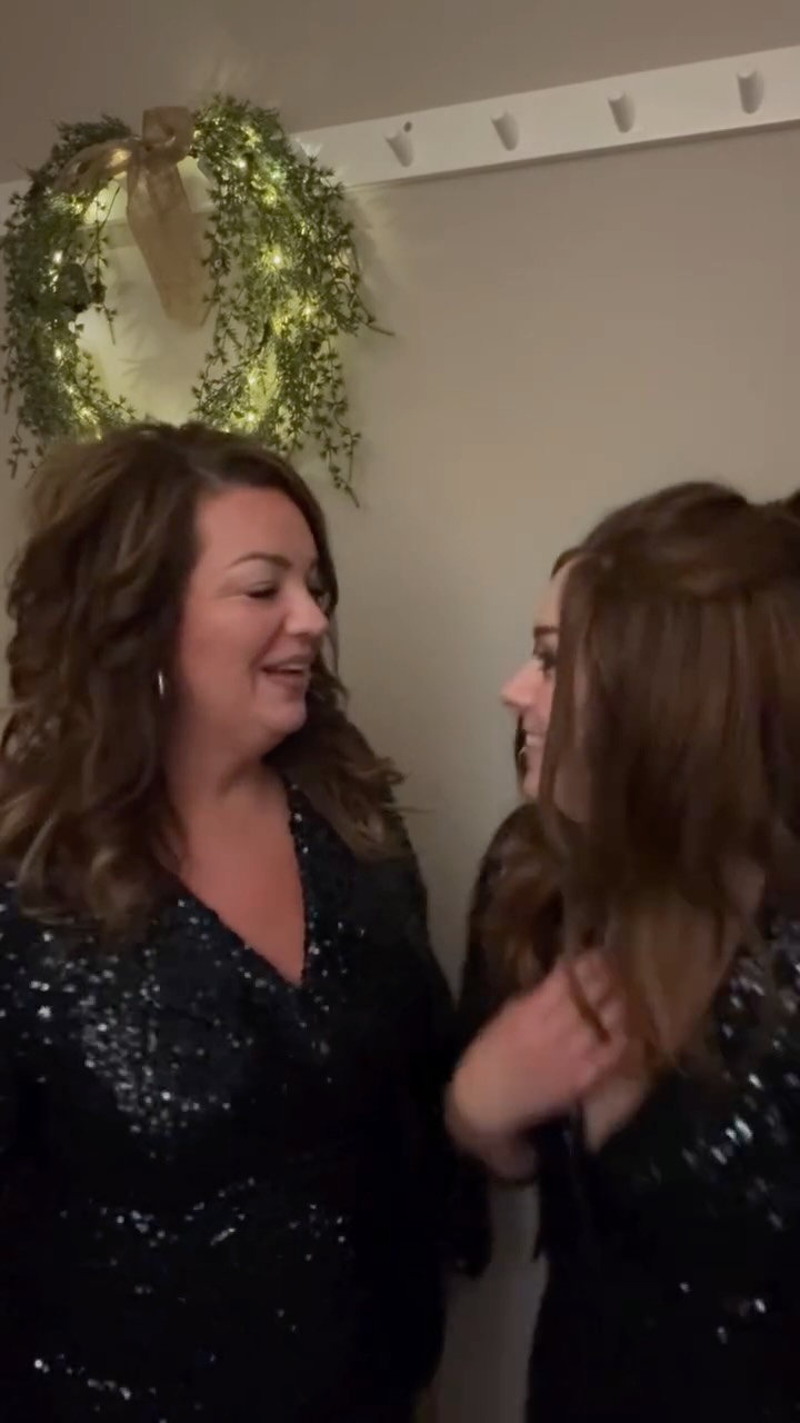 Nämen den här glömde vi ju att lägga ut efter vårat rep i helgen 😉❤️🎄 Imorgon är det dags för vår spelning på Högsta Domstolen i Stockholm!
Vi kommer göra två set med musik; ett lite lugnare med julmusik när gästerna minglar och tar mat, och ett lite längre efter middagen, till ”partyt”, då blir det klackarna i taket! 😉🎉🎶🥂
#Sistersenköping #sistersenkoping #musik #javiärsystrarpåriktigt #live #livemusik #dinnershow #Sisters #showtimesoon #bakomkulisserna @kawrtnee @frufurin