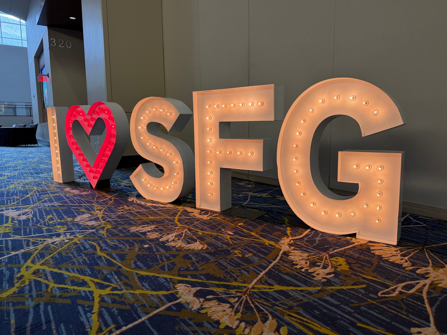 This set-up makes for the perfect photo-op at @sammonsfinancialgroup’s corporate event.
Clean, bold and made to shine — because great events deserve standout moments.