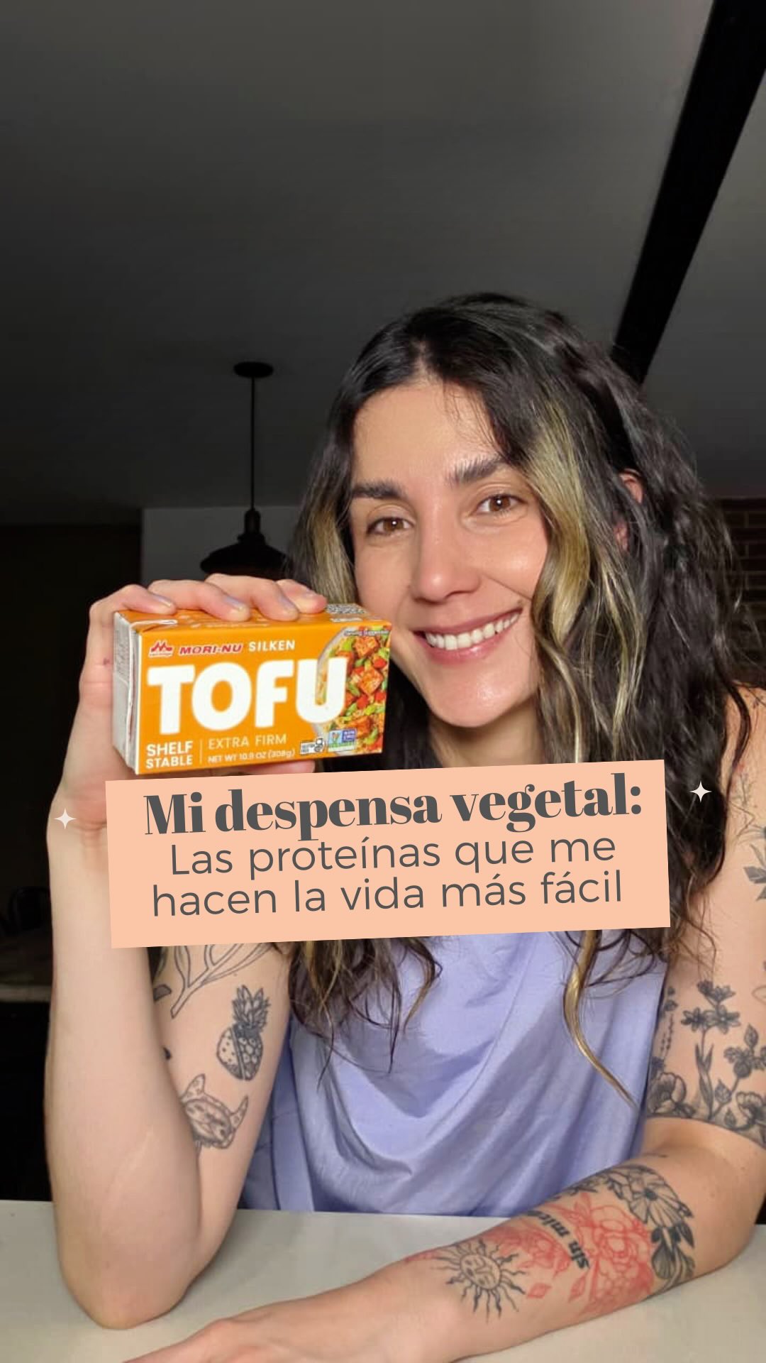 ✨La mayoría de personas cree que comer vegetal es difícil porque no sabe qué tener en la despensa, y sin una buena base, todo se vuelve improvisación, hambre y frustración.
Estas son las proteínas que siempre tengo en mi despensa, las que me hacen la vida más fácil, me permiten entrenar tranquila y armar platos completos sin pensar demasiado.
👉 Guárdalas, porque con esto tienes medio camino resuelto.
🥦 Proteínas base de mi despensa vegetal:
- Tofu (blando y firme) – ideal para salteados, bowls, revueltos y cremas
📍 Marca: @alimentosokara para el firme y el semi firme y morinaga para el blancoque lo consigo en el @eurosupermercados
- Tempeh– fermentado, saciante y muy versátil
📍Este lo hice en casa, consigues el inoculo en @eltallerdelosfermentos
- Garbanzos y otros granos cocidos (siempre listos o congelados)
📍 Marca / lugar donde los compras: @eurosupermercado
- Croquetas de legumbres (probadas y aprobadas 😌)
📍 Marca: @vegan.and_veggie
- Pasta de legumbres (mi favorita: Dorado 💛)
📍 Marca: @pastaeldorado
- Harina de garbanzo– perfecta para pancakes, tortillas y preparaciones rápidas
📍 Marca: @karavansay la consigues en @eurosupermercados
- Levadura nutricional– proteína + sabor + vitaminas
📍 Marca: @salugranproductos y la consiguen en @vitaintegralmed
- Leches vegetales (líquidas y en polvo)
📍 Marca: silk sin azucar de @silkcolombia y leche de soja en polvo de @alimentostoning
- Tahini y mantequilla de nueces– grasas + proteína que sostienen
📍 Marca: @aliva_frutos_secos
- Almendras y frutos secos
📍 Marca: @salugranproductos @eurosupermercados
- Proteína vegetal en polvo– clave si entrenas y quieres cubrir requerimientos sin estrés
📍 Marca: las que consumo ahora @effektnutricion @herbivoreprotein
💡 Tip: Una vez tengas tus opciones en la despensa, trata de planear algunos platos para evitar la improvisación o que los alimentos puedan dañarse.