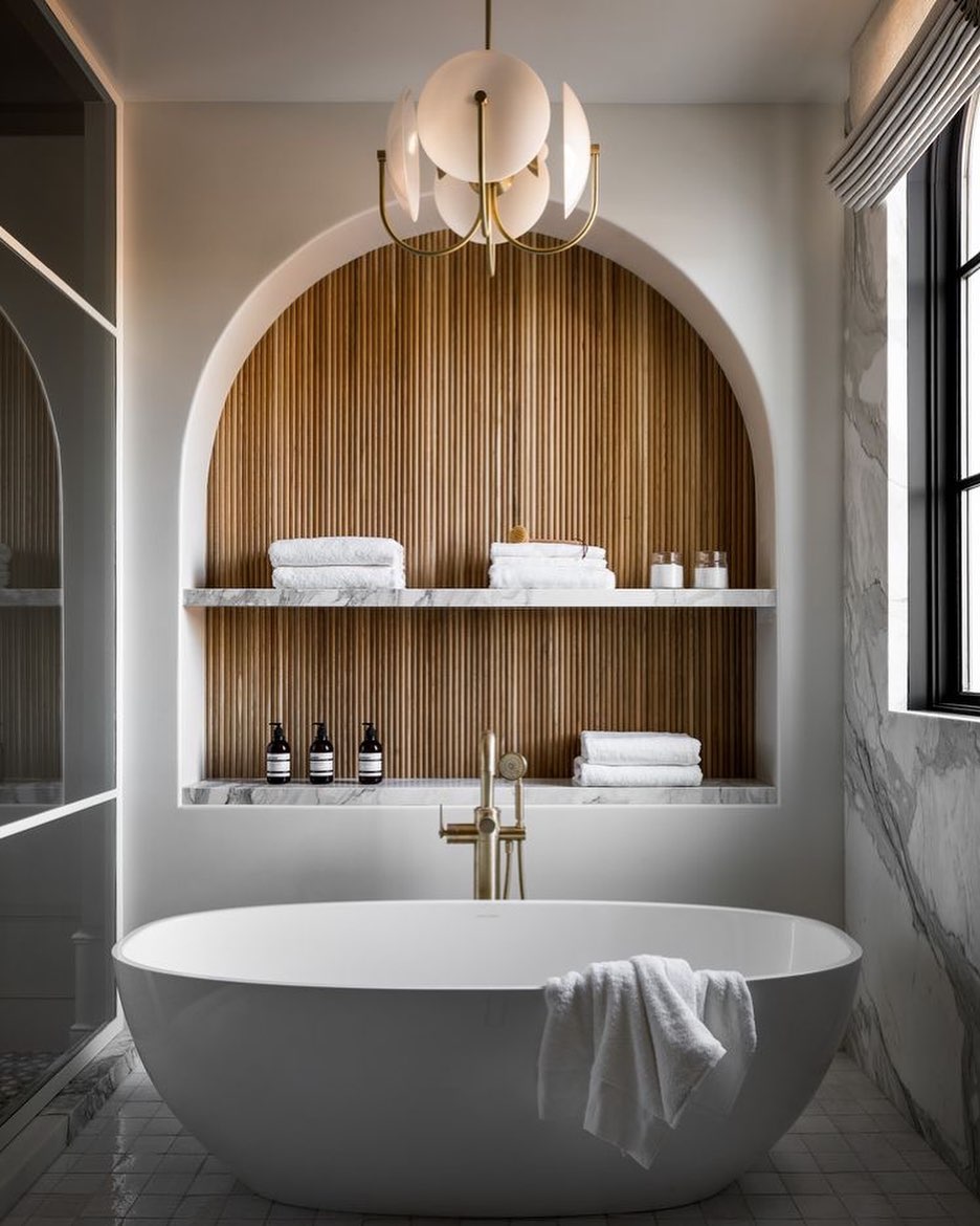 Details in bathrooms 😍
Bathrooms are one of those spaces that often get ignored when it comes to the finer details.
When designing a bathroom people think of the big things, like what bath am I going to have, or what tiles would I like on the floor, but we tend to forget to think outside the box in bathrooms.
This inspirational picture shows a wall inset with beautiful wooden slats to create a unique detail in this space. These wooden slats really add warmth to the room, as well as giving it that wow factor.
What could you do in your bathroom to make it stand out from the rest? 💭