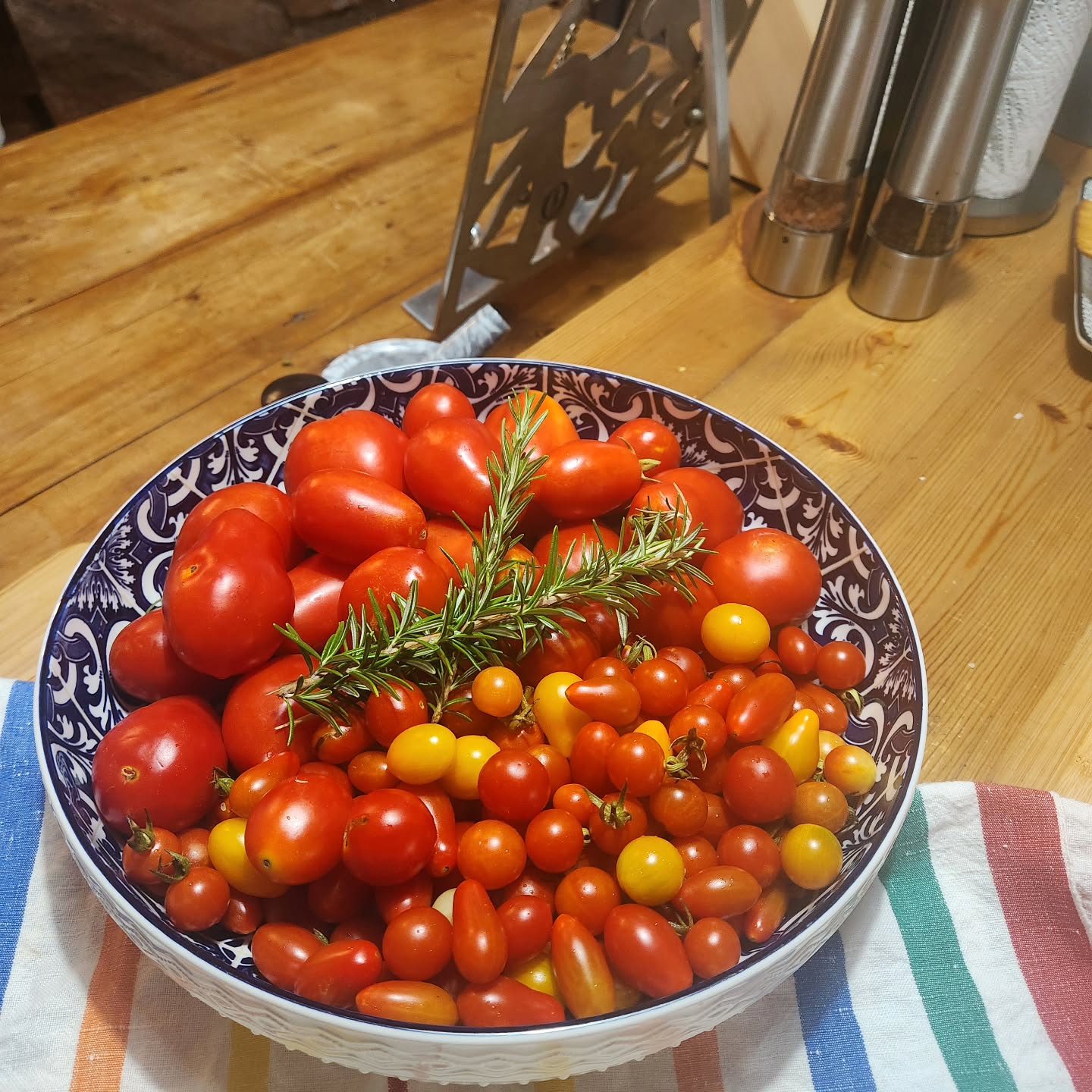 Fresh from our garden π±π
Sun-ripened tomatoes, picked at their peak and heading straight to the table. Simple, honest flavours β just the way we love it.
#freshfromthegarden #Homegrown #FarmLife #seasonaleating #gardenharvest