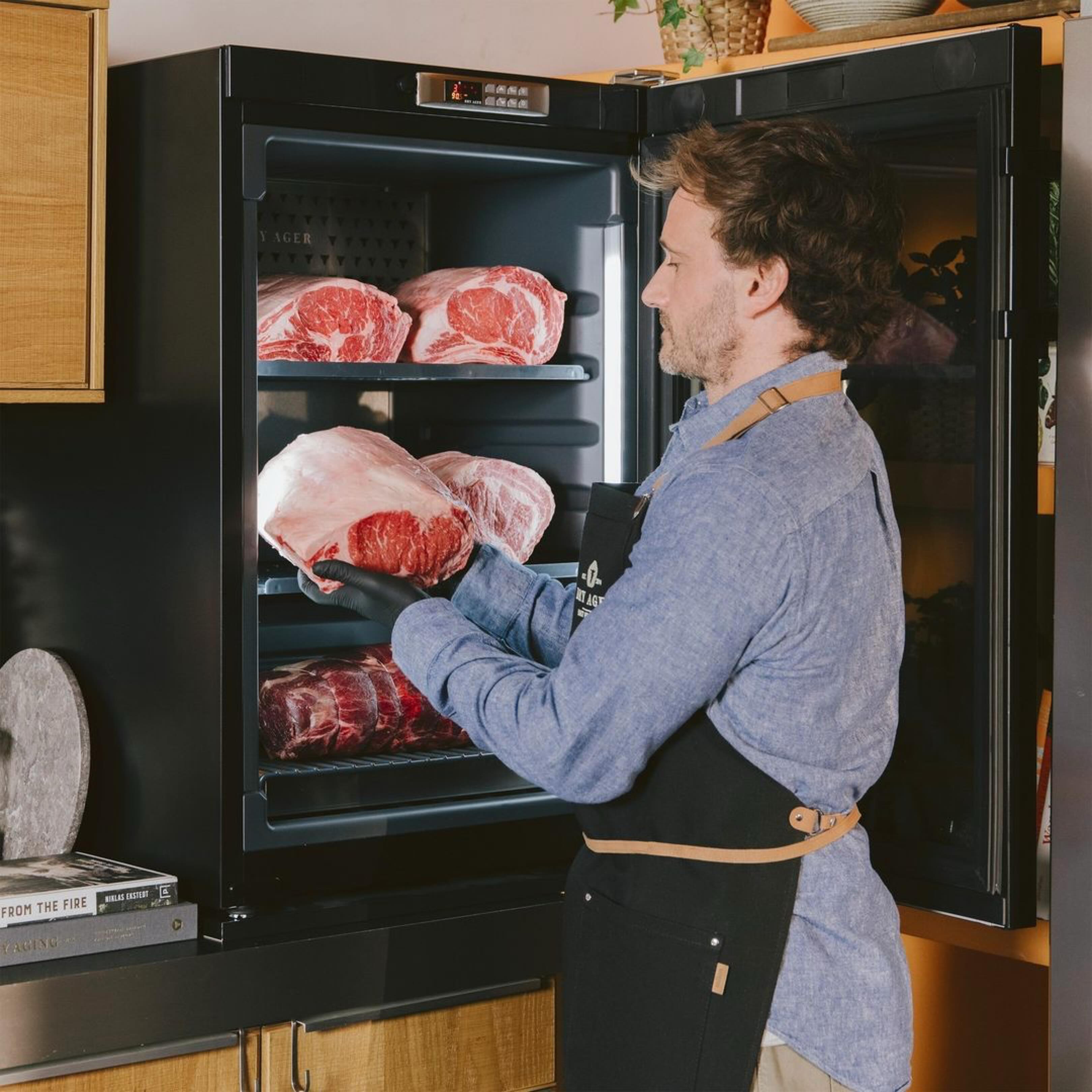 Möchtest du das beste Fleisch der Welt direkt zu Hause perfektionieren? 🌟 Ob Steak, Schmorbraten, Schnitzel oder Carpaccio – nichts kommt an den Geschmack von Dry-Aged-Fleisch heran. Mit intensiveren Aromen, zarterer Textur und weniger Saftverlust beim Kochen heben Dry-Aged-Cuts deine Gerichte auf ein neues Level. 😋🔥
#dryager #dryagerliebe #dryaged #DryAger #smartaging #fleisch #rindfleisch #fleischliebhaber #fleischgenuss #DryAging #PremiumFleisch #Nachhaltigkeit #HomeCooking #DRYAGER #PerfektesSteak #GourmetKochen #Foodie #ElevateYourMeatGame