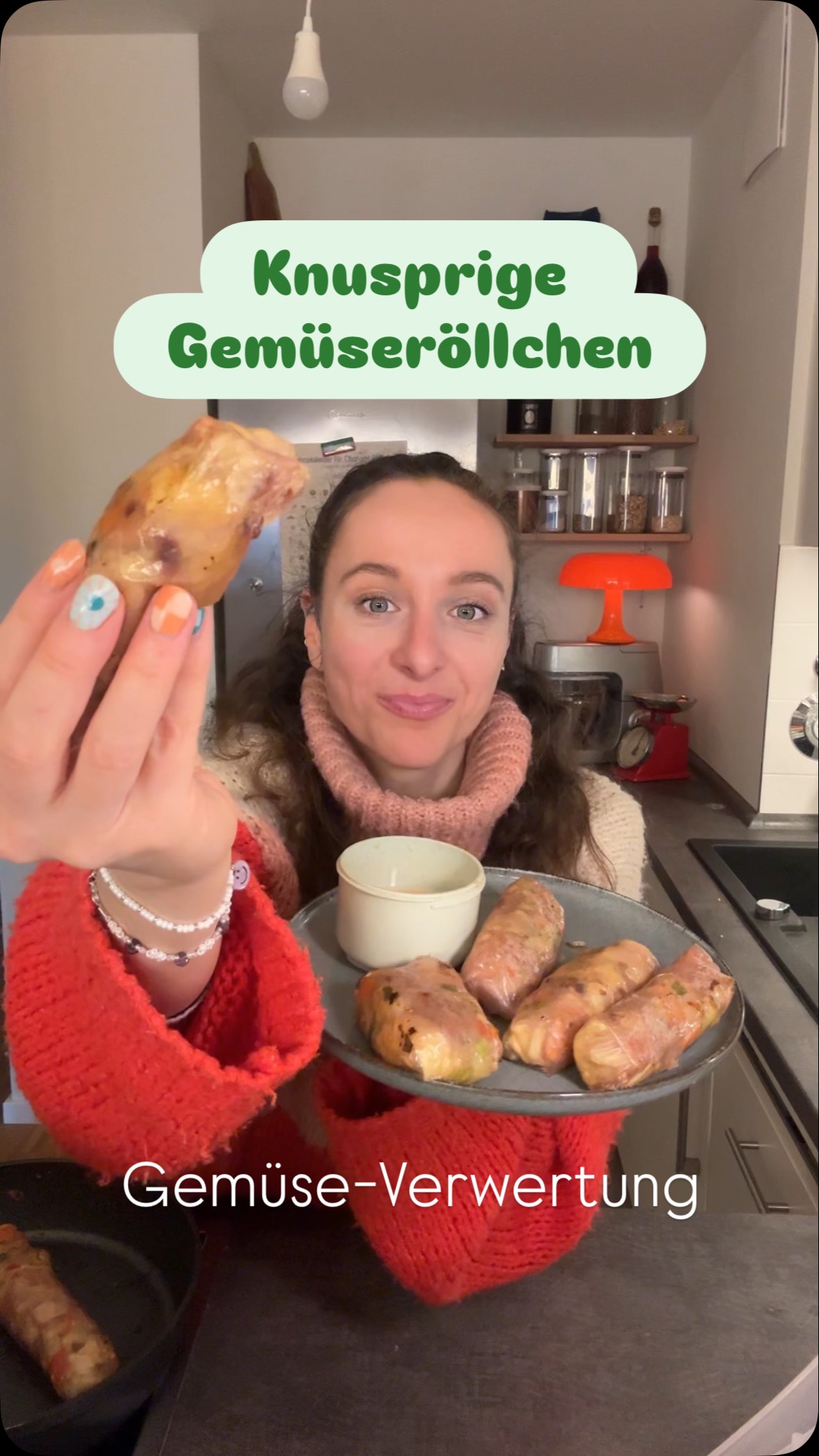 Dieses Rezept rettet alles, was noch im Gemüsefach liegt 🥬✨
Welche Reste liegen bei dir gerade noch rum?
👉 Kohl? Möhre? Paprika? Irgendwas Trauriges ganz hinten? 😅
Schreib’s in die Kommentare ⬇️
Die Röllchen funktionieren mit fast jedem Gemüse, schmecken jedes Mal anders und sind perfekt für eine schnelle Resteverwertung. 💚
💾 Speichern das Rezept deine Gemüsereste!
Zutaten:
– ca. 800 g Gemüse nach Wahl (z. B. Spitzkohl, Möhre, Kohlrabi, Paprika, Salat)
– 1 Zwiebel
– 1 Knoblauchzehe
– (etwas Frühlingszwiebel)
– ½ Block Tofu
– Olivenöl
– 2 EL Sojasoße
– Salz, Pfeffer & Gewürze nach Geschmack
– ca. 10 Blätter Reispapier (auch kaputte Blätter nutzbar, ggf. doppelt legen)
Tahini-Knoblauchsoße:
– 2 EL Tahini
– 1–2 TL Sojasoße
– 1 TL Ahornsirup
– etwas Ingwer (Saft oder gerieben)
– 1 Knoblauchzehe
– mit heißem Wasser cremig rühren
-> Was sind eure liebsten Gerichte für Gemüsereste? 🤩