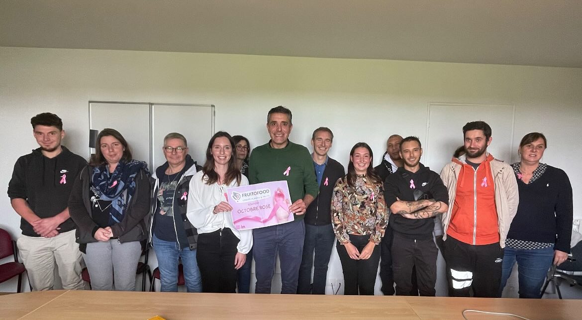 🎗 FRUITOFOOD s’engage pour Octobre Rose ! 🎗
En soutien à la lutte contre le cancer du sein, nos équipes se sont mobilisées pour le #JeudiDéfi en arborant fièrement le ruban rose, symbole de solidarité et d’espoir. 💪
Chez FRUITOFOOD, nous croyons fermement que chaque geste compte et que l’unité peut faire une différence. Ce jeudi, une grande partie de l’équipe a porté le ruban rose pour montrer son engagement envers cette cause si importante.
Un grand merci à chacun d’entre vous pour votre participation et votre soutien. Ensemble, nous contribuons à sensibiliser et à soutenir toutes celles et ceux qui se battent contre cette maladie. 🎀💖
#OctobreRose #Solidarité #FRUITOFOOD #LutteContreLeCancer #EnsemblePourAgir