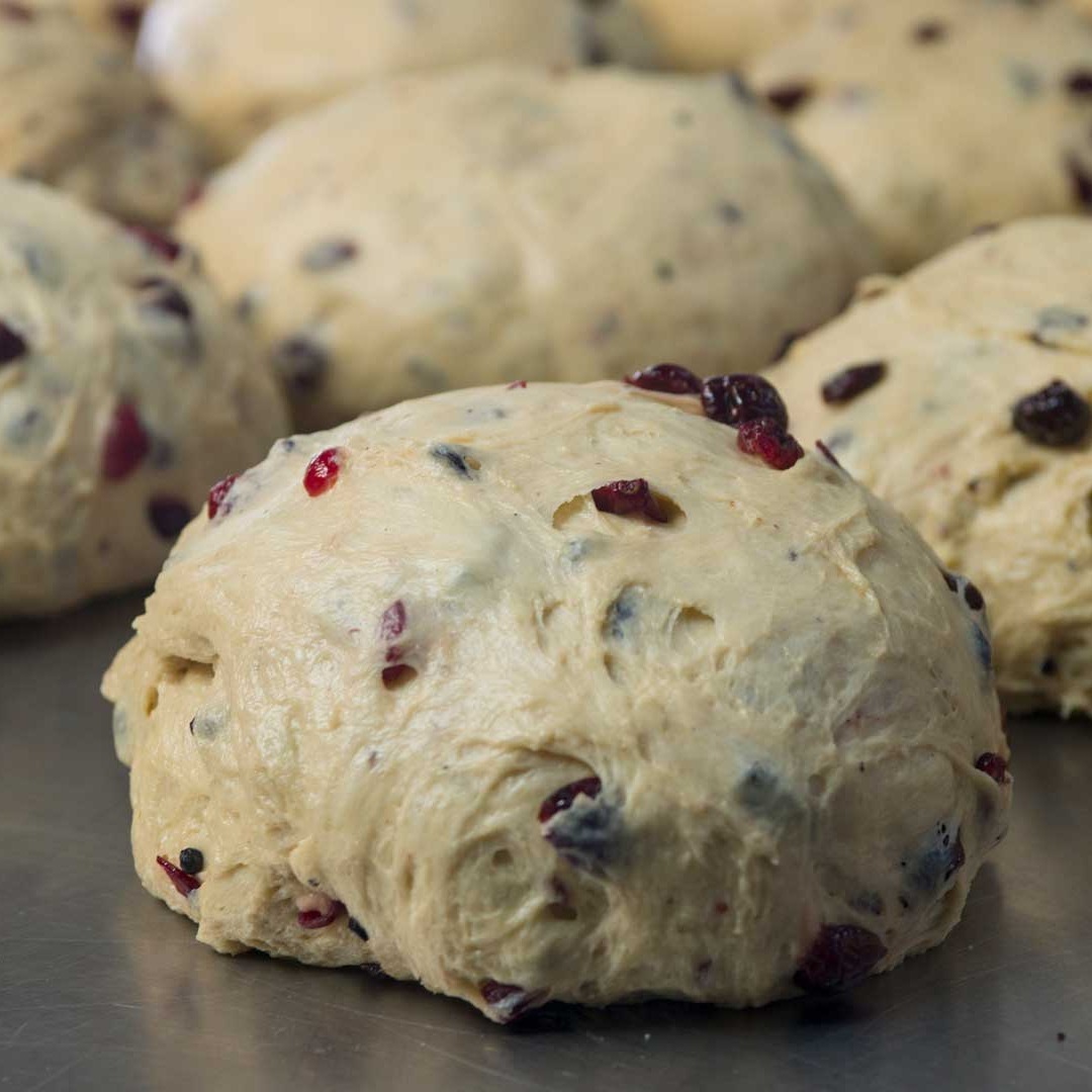 Mi sono avventurato nel cuore di un laboratorio di pasticceria nel periodo più magico dell'anno... il Natale! Ho assistito al processo creativo dei panetti nella tradizione pasticcera italiana. Seguimi nel dietro le quinte del progetto, dove mani esperte mescolano precisione e amore, dando vita a queste delizie tipiche della cultura italiana delle feste.
scopri il progetto completo su andreaveneziano.it
#andreaveneziano #panettoneartigianale #tradizioneitaliana #tradizione #pasticceria #panettone #natale #italianculture #bellavitaweb @bellavitaweb