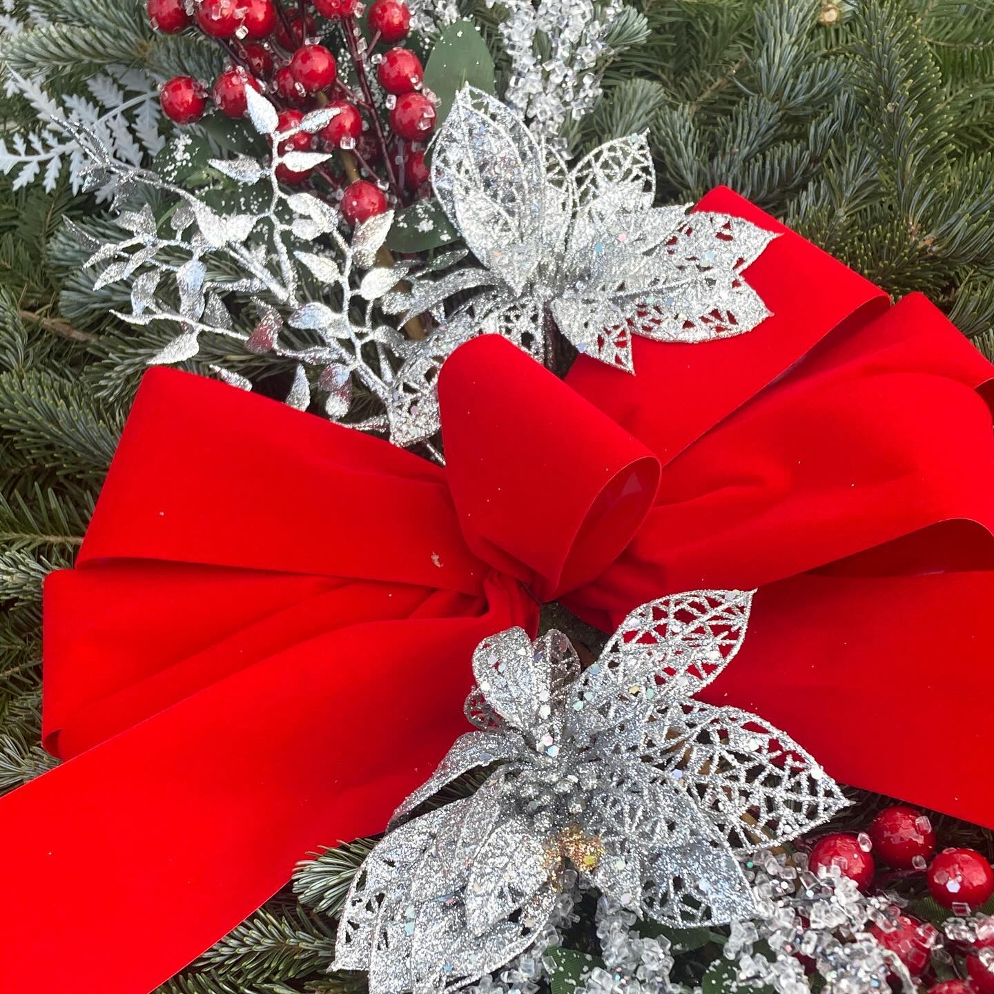 Grave blankets are a thoughtful way to celebrate the memory of a loved one this holiday season.
#roundtreefarmgreenhouse #lovedones #remember #family #memories