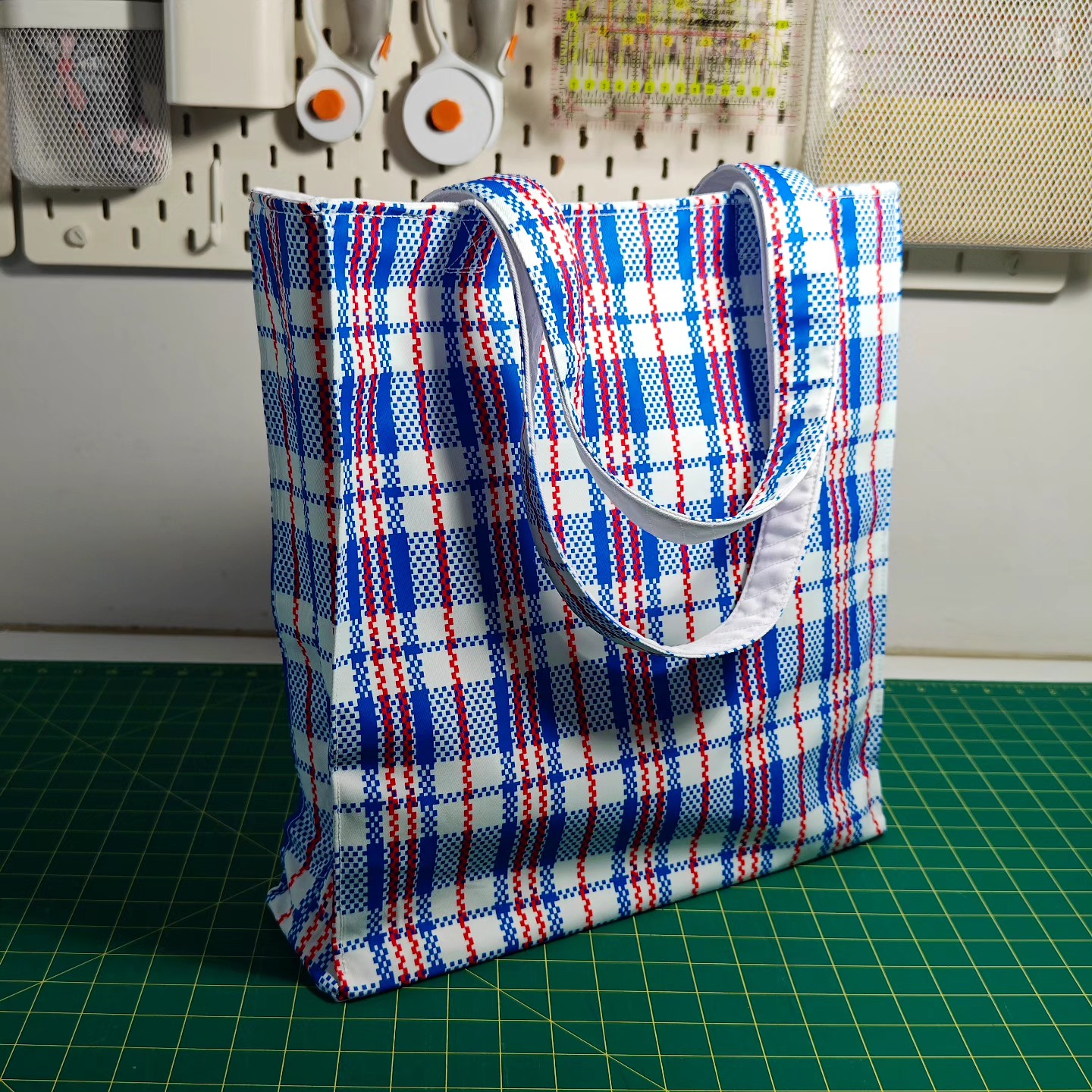 Been low on sewjo lately after finishing the arduous Songket Weave Quilt three weeks ago. I felt a little sewjo tingle this weekend, so I jumped at the chance to make this tote bag using one of the waterproof fabrics I got from Hong Kong in March this year. A little reward for the hubs for being awesome at holding up quilts during photoshoots (and for being awesome in general).