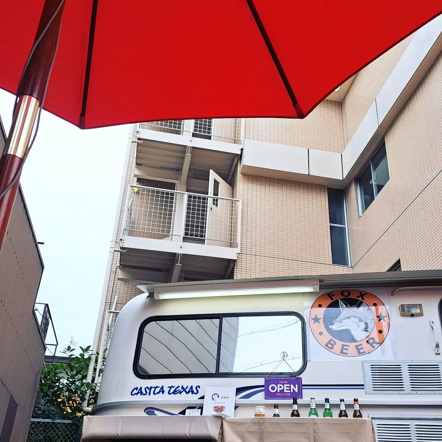 FOX BEERです! 雨続きから一転、ジメジメ暑さですね~盆地の夏だぁ……💦
本日は14時30分から19時まで、キツネ印のトレーラーでお待ちしております🦊
#FOXBEERKYOTO
#京都クラフトビール #クラフトビール専門店 #クラフトビール #kyoto #craftbeer #craftbeerlover #kyotobeer #キャンピングトレーラー #mobilepub #昼飲み #京都昼飲み #フォックスビール #京都