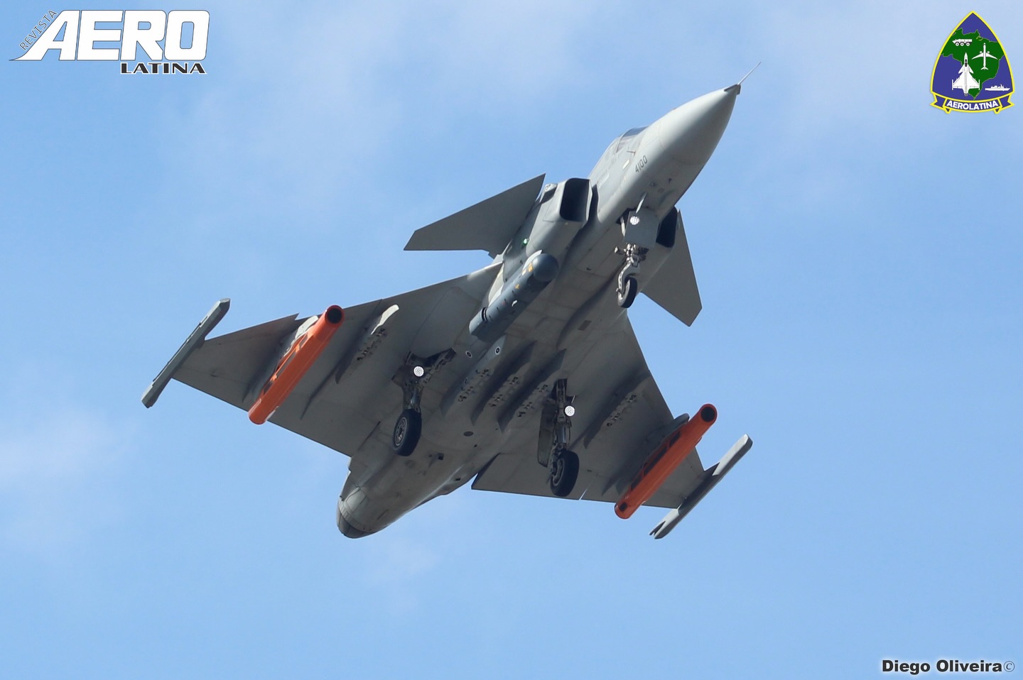 Mais imagens do F-39E Gripen (FAB4100) durante sua aproximação final na Base Aérea de Natal retornando após mais um voo de teste pelo Rio Grande do Norte.
#aviation #aviationphotography #saab #gripen #embraer