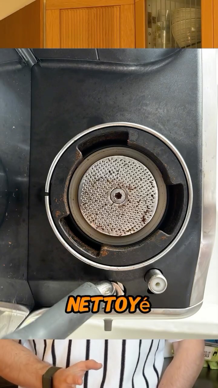 BREWING & TASTING, ep 15 - ESPRESSO MISTAKES AT HOME
Si ton espresso est mauvais à la maison,
ce n’est pas ta machine.
Souvent, c’est juste :
1️⃣ tasse froide,
2️⃣ porte filtre froid,
3️⃣ groupe sale,
4️⃣ mouture mal réglée,
5️⃣ café pas pesé.
On parle trop de machine.
Pas assez de moulin.
Un bon espresso, c’est des détails simples, répétés.
Avant de changer de matos, corrige ça
#onecupatadiviso
#brewing #specialtycoffee #coffeeaddict