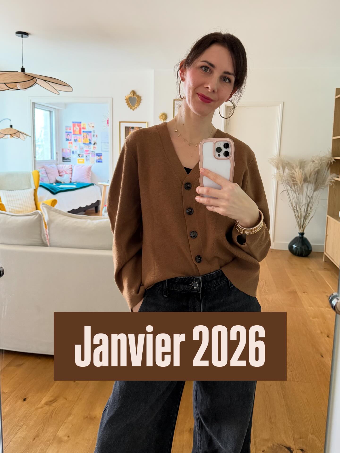 Les vibes de Janvier
Prendre soin de moi, prendre soin des autres.
Moins s’exposer, créer en coulisses.
S’entourer, créer des liens.
Janvier m’a demandé d’écouter le besoin de lenteur quand tout pousse à redémarrer.
J’ai entrepris de changer un peu mes contenus et essayer de mettre des mots là où c’était flou encore, là ou ça fait mal.
Ce compte, mon Karnet, mes ateliers, ce sont des lieux pour déposer, pour libérer, pour ressentir, pour exprimer et se sentir comprise.
#leskarnetsdemel #après #journaling #arttherapie