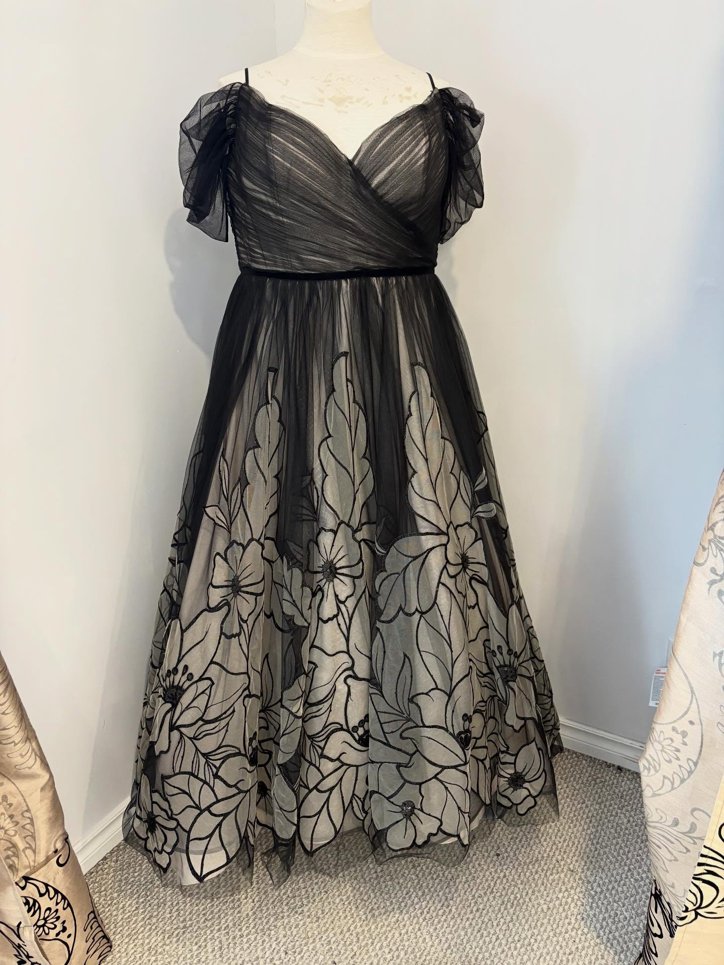 Look what just came through our doors 😍😍
This stunning Maggie Soterro -Watson gown in nude/black is sure to turn heads!
Custom off shoulder tulle sleeves were added and the gown was hemmed to 5’8 (perfect if you are planning on wearing a fun accent shoe or flats!).
Size 22 and fits true to size
On consignment for $1,500.00
I know this dress will not stay for long - so book your appointment to come try her on at www.sewrenitycreations.com
#bridalconsignment #manitobaconsignment #bride #bridal #blackweddingdress