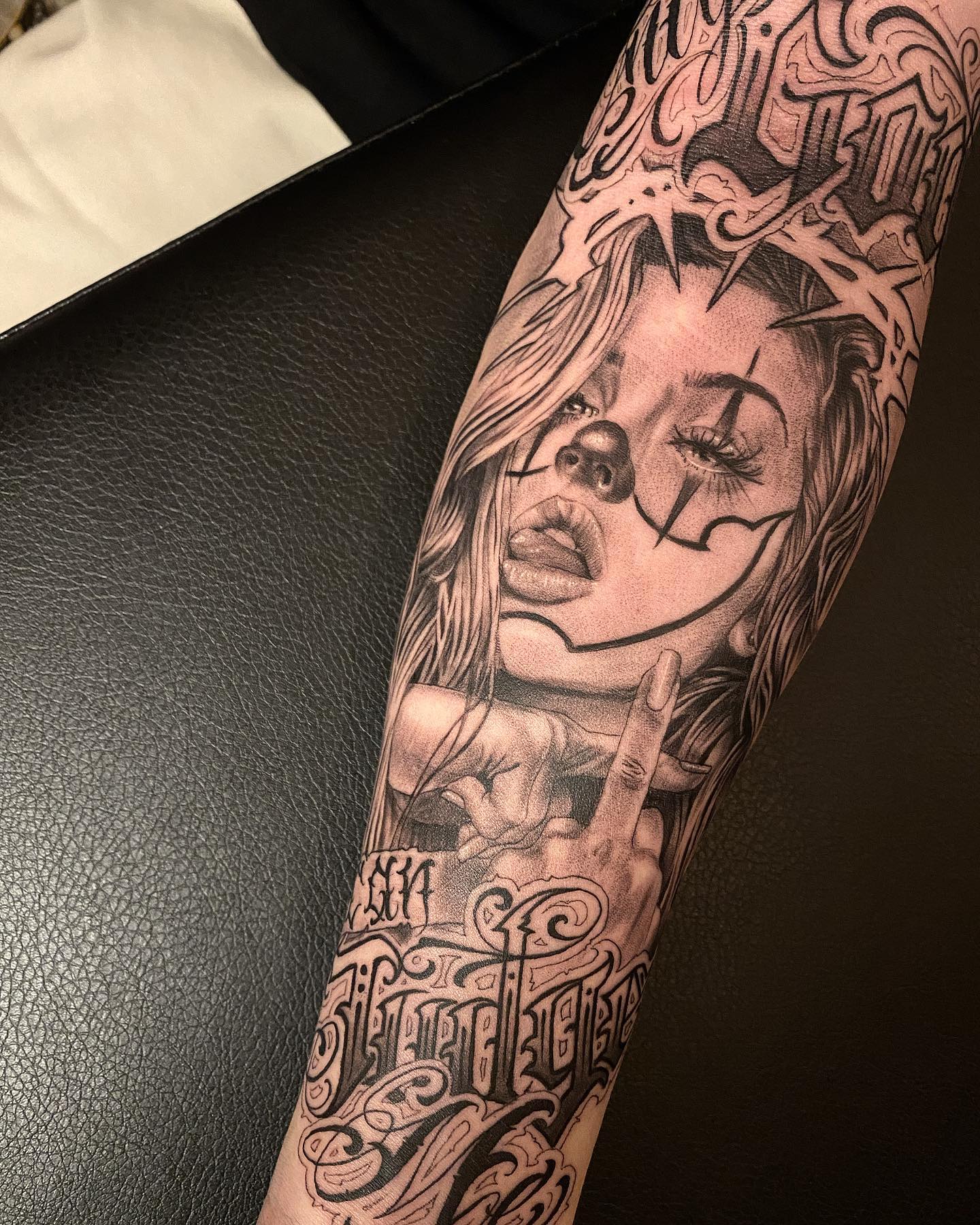 Fresh work done by @harikentattooer
#onlygodcanjudgeme #clowntattoo #clowngirltattoo