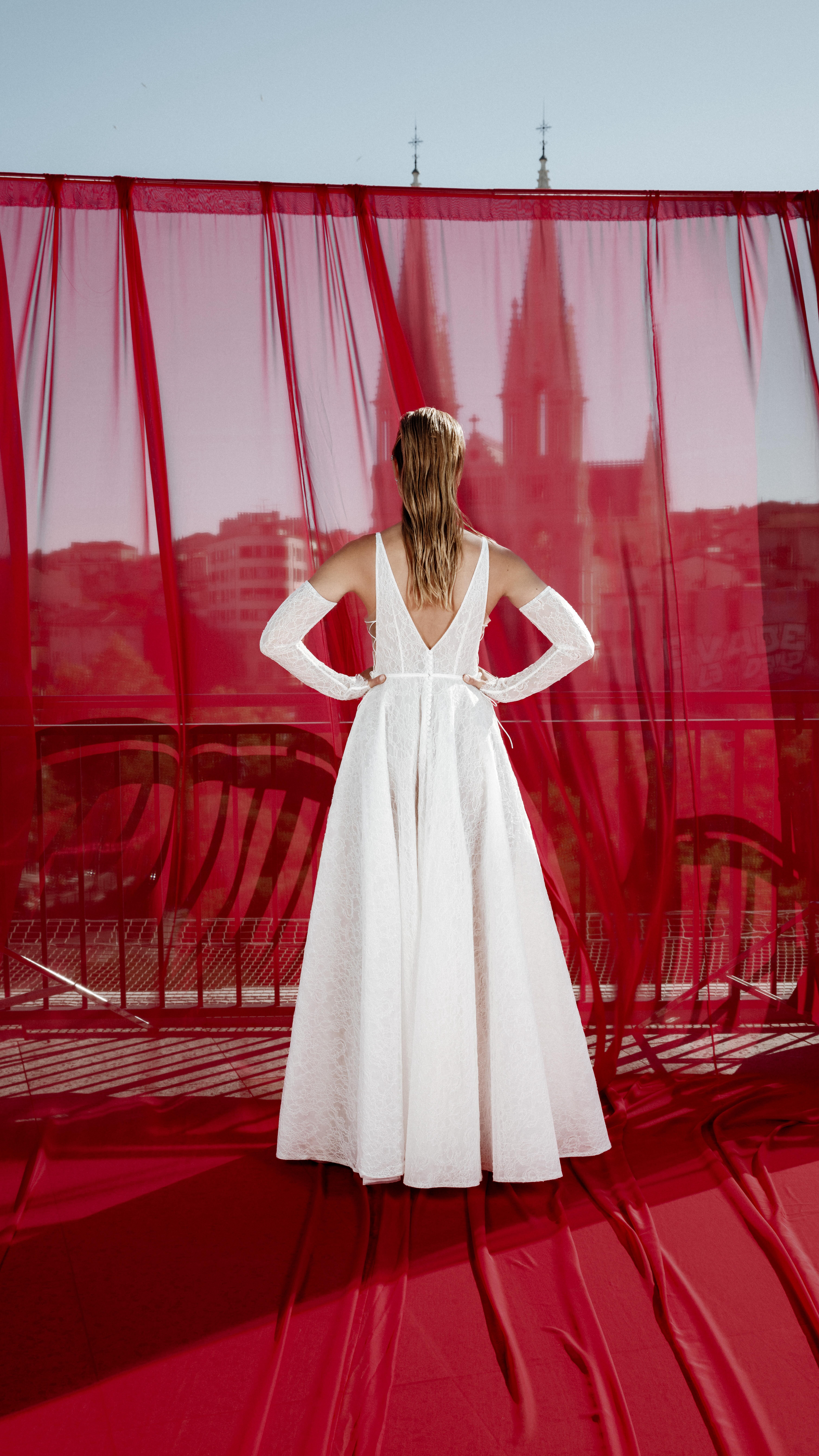 ✨ L’élégante KARLA ✨
Une robe de mariée ample, toute en dentelle, qui mise sur l’équilibre parfait entre volume et légèreté. On craque pour son double décolleté V (devant & dos) et ses détails de laçage sur les côtés qui viennent souligner la silhouette.
En plus de son élégance, Karla permet de sublimer toutes les morphologies. Que vous cherchiez du confort ou de la structure, Karla s’adapte à vous et non l’inverse.
_____
📍 Manon Gontero, créatrice de robes de mariée sur-mesure et personnalisable depuis plus de 15 ans dans ma boutique-atelier marseillaise.
Envie d’essayer cette merveille ou de créer la robe qui vous ressemble ? Réservez votre essayage directement depuis notre site internet ou en message privée.