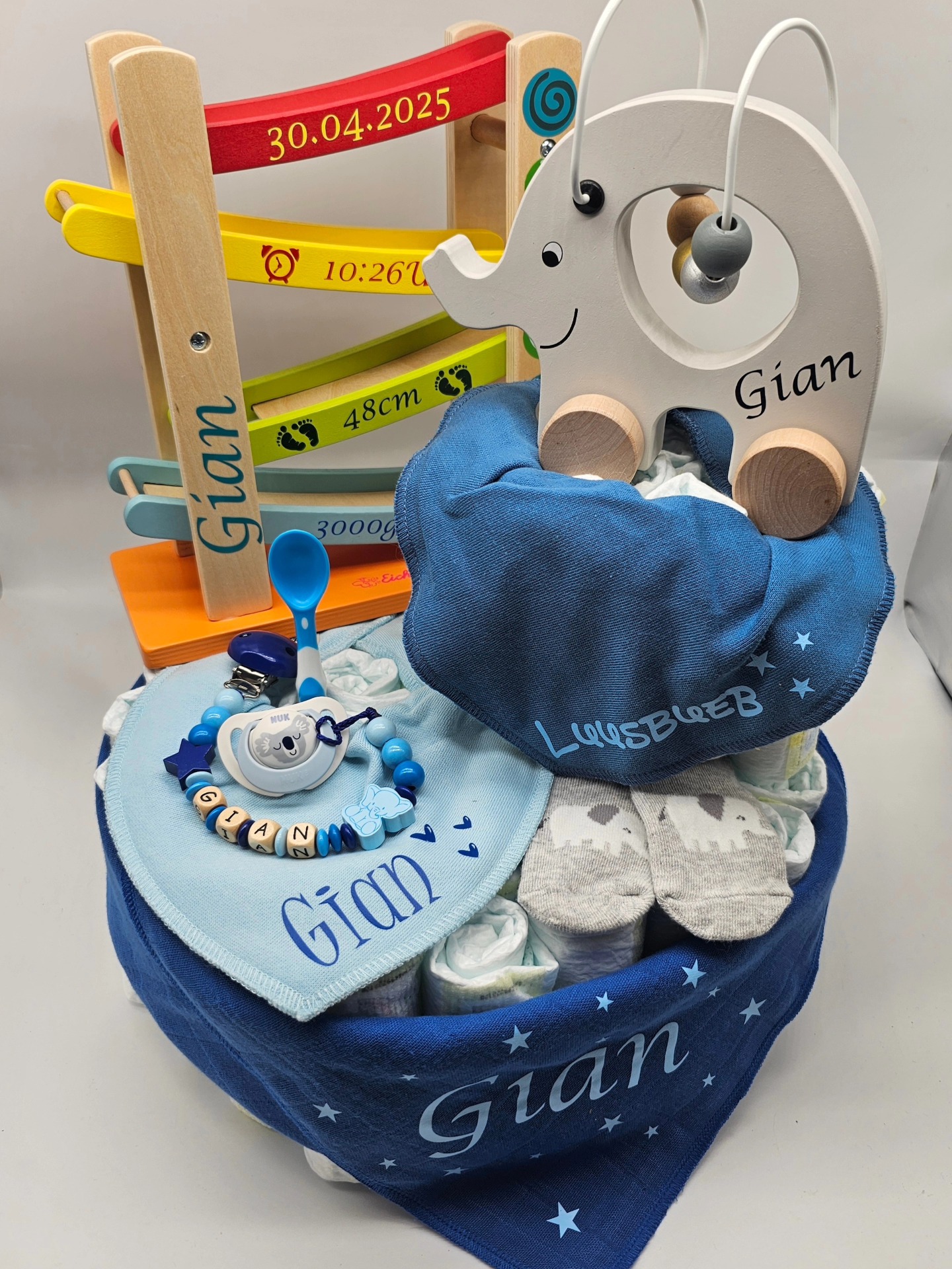 Dieses tolle Geschenk durfte ich für Gian zusammenstellen.💙
Vielen Dank für diese Bestellung 🎁
#selinasbabygeschenke #mettendorf #frauenfeld #thurgau #geschenk #windeltorte #pampers #rennbahn #personalisiert #geburtsdatum #gewicht #zeit #nuschi #blau #name #dreieckstuch #herz #stern #luusbueb #nuggikette #holz #motorik #elefant #jabadabado #geschenk #zur #geburt