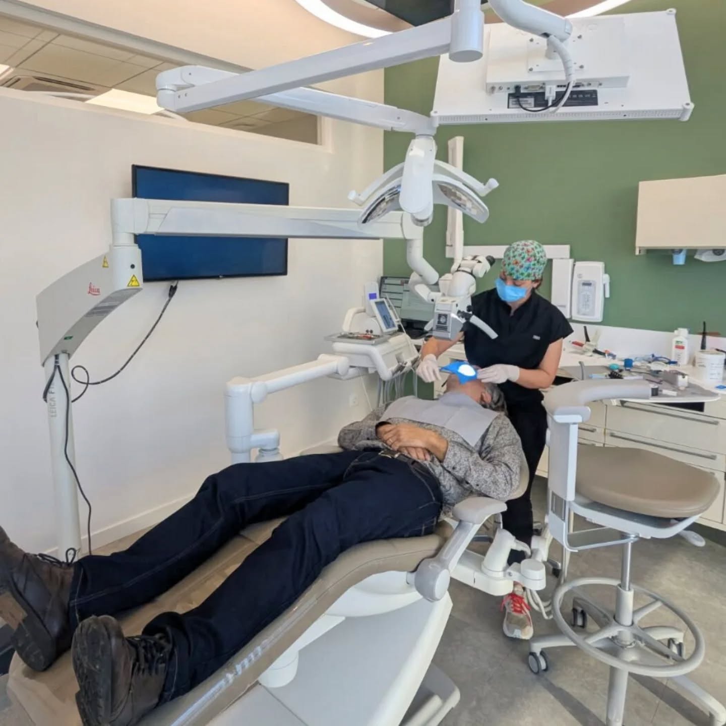 Retraitement endodontique en cours...
Lorsqu'un traitement de canal initial n'a pas donné les résultats escomptés, le retraitement endodontique offre une seconde chance à votre dent.
Avec le microscope opératoire, nous bénéficions d'un grossissement optimal qui nous permet de localiser tous les canaux, retirer l'ancienne obturation et désinfecter en profondeur.
L'objectif étant de préserver votre dent naturelle !
.
.
.
#RoddeEtAssociés #Endodontie #Microscope #Dentisterie
