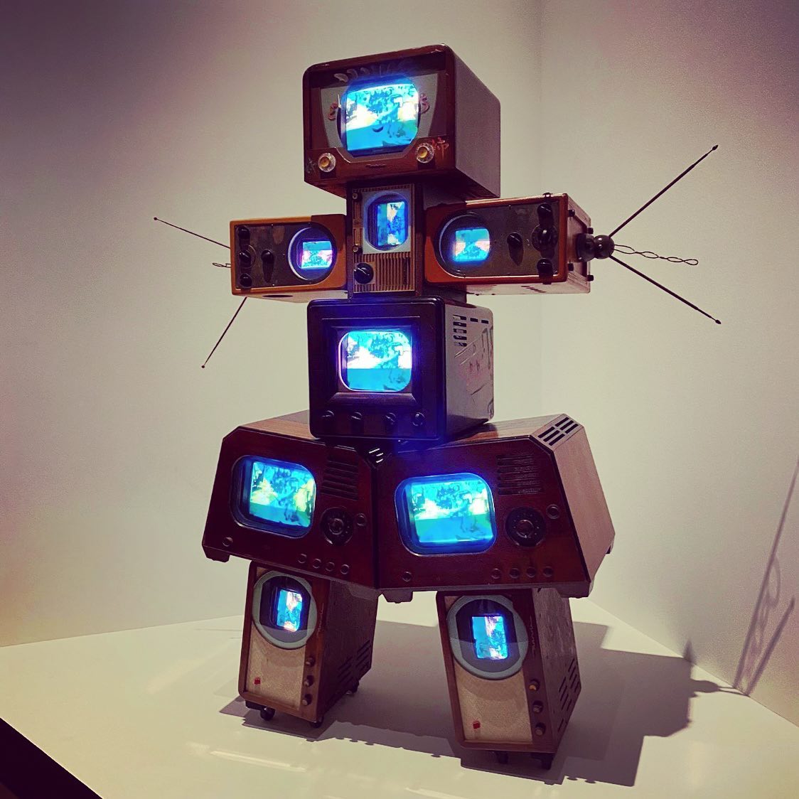 …
2021 HIGHLIGHT!!!
“Sister”, a large 1984 robot by Nam June Paik sourced for a private collection we run, is included in the artist’s international touring exhibition thanks to the National Gallery in Singapore.
The restoration took a year to fulfill in order to find only original parts and spares.
…
Nam June Paik is such an important artist even more so today when technology is jumping to a new era, he would have loved NFT’s!
…
Looking forward to more achievements like this one in 2022. Happy New Year to friends, clients, galleries, artists, dealers, fellow advisors, press and critics, auctioneers, art fairs, cultural institutions, … who feed our daily passion for art and great artworks.
…
#namjunepaik #nationalgallerysingapore #artadvisory #cramermitterrand