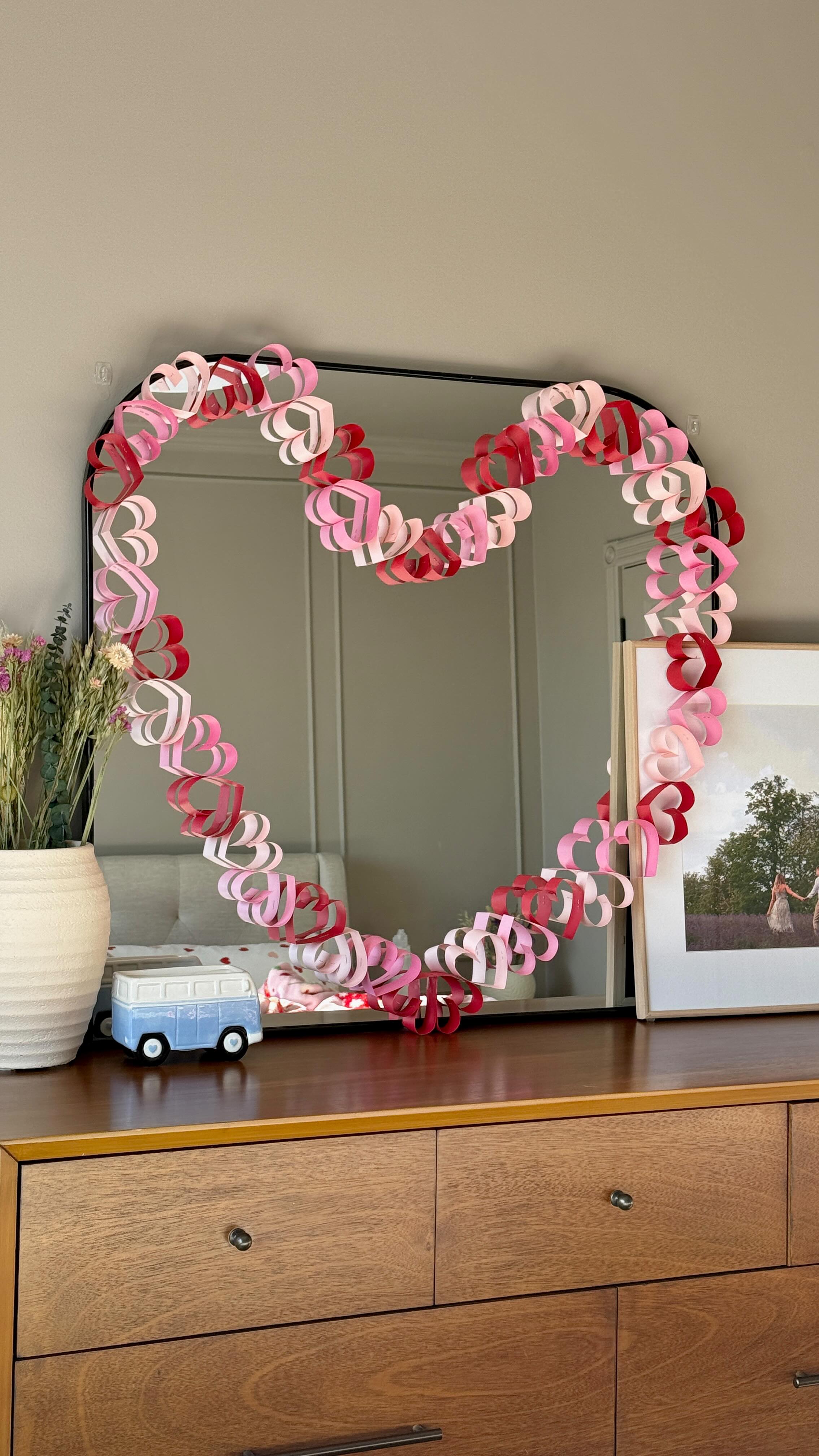 made a side to side heart garland and turned into into a giant heart ♡
#paperchain #garland #valentinesdiy #papercraft #heartgarland
valentines garland, valentines decor, valentines craft, heart chain, diy decor