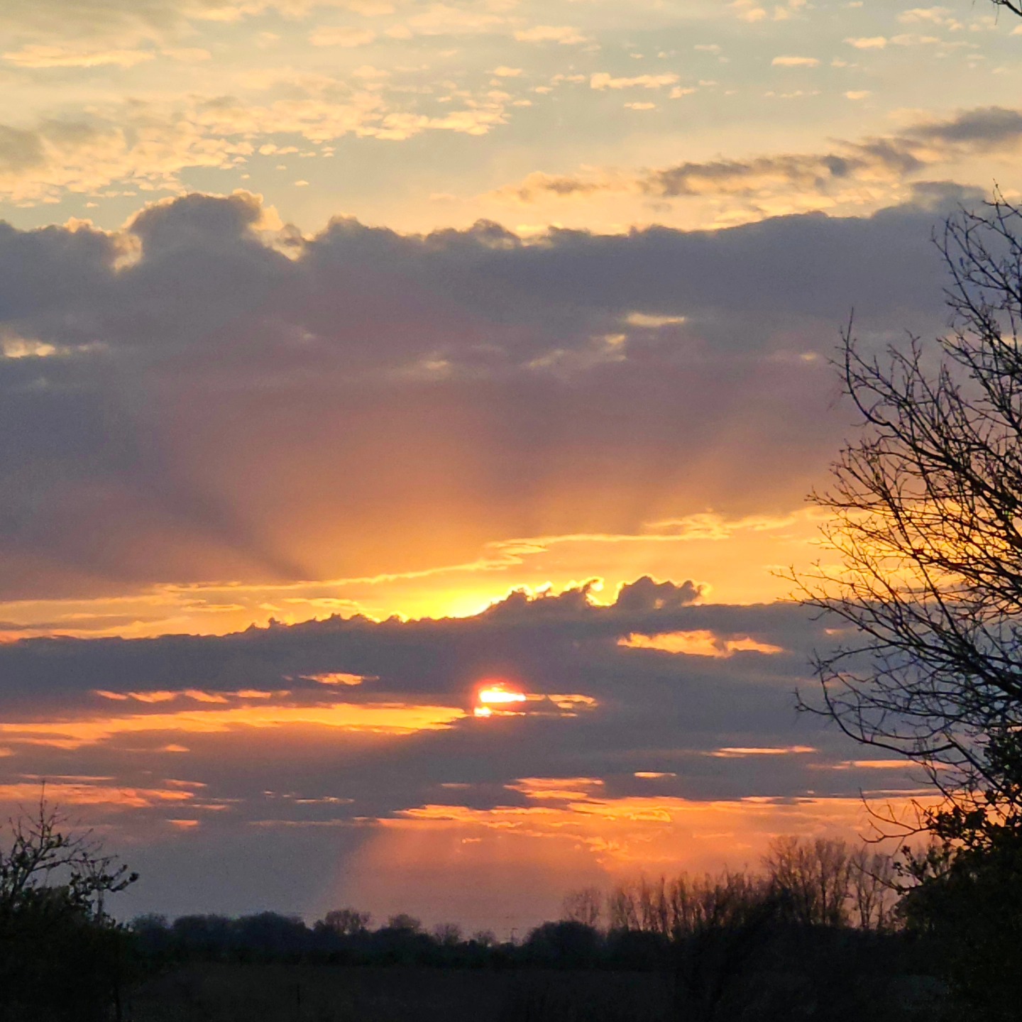 Rays at sunset create stunning skies over Saginaw County.
#michiganphotographer #kathy_woods_booth_photography #yes_busa #busa_superstar #puremichigan #skylover #skyphotography #rays #cloudscape #sunsetlover #heavens #yes_global #amazingview