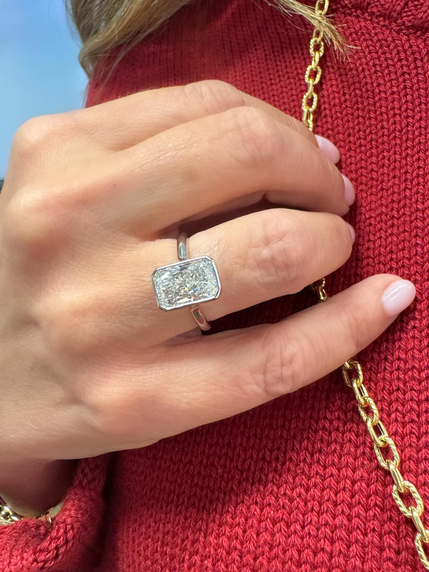 So excited to show you this engagement ring we completed this month for H & E ❣️radiant diamond in white gold bezel ❣️congrats to this sweet couple 🥰