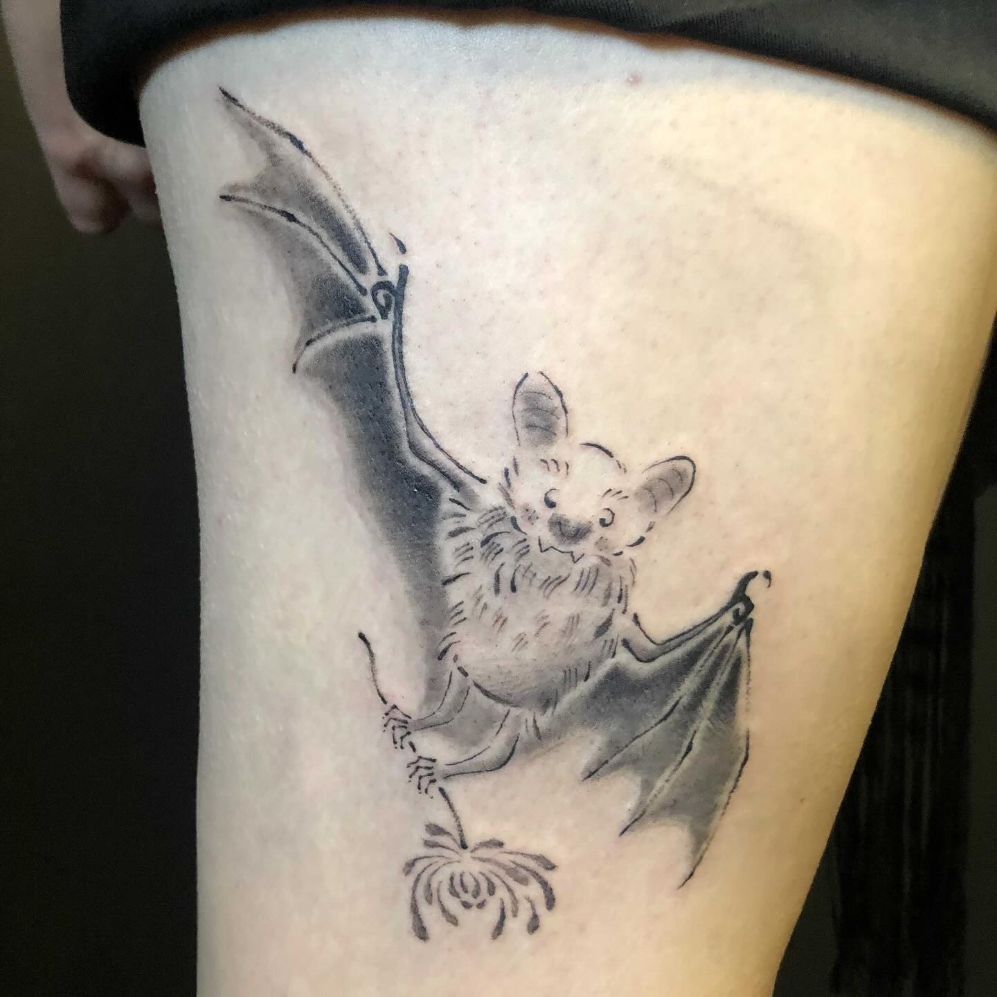 @basil_teeth is king of bats! So if you’re a fan of our flying friends, hit them up!
#bats #tattoo #graywash #cutelittleguys