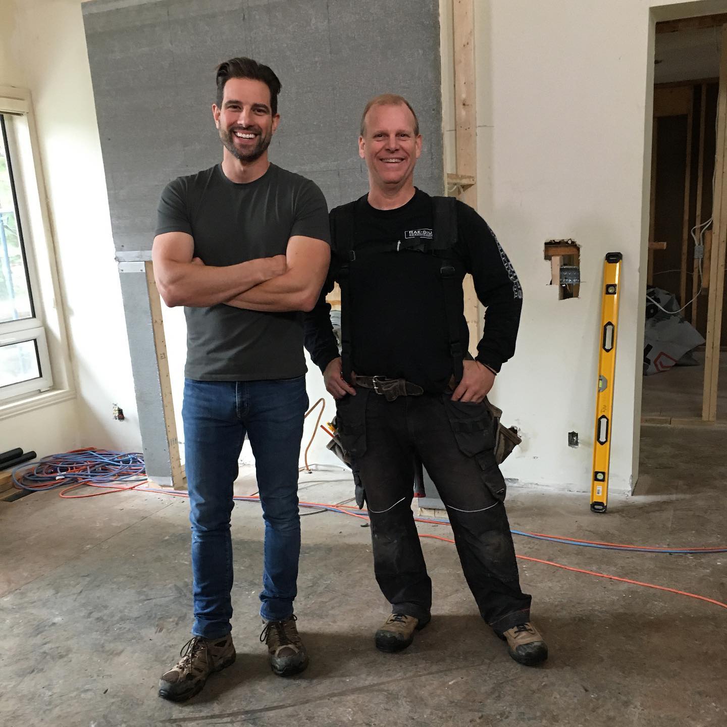 Tonight is the night! Tune in to HGTV at 9PM EST and join us in the European Villa 🏡📺