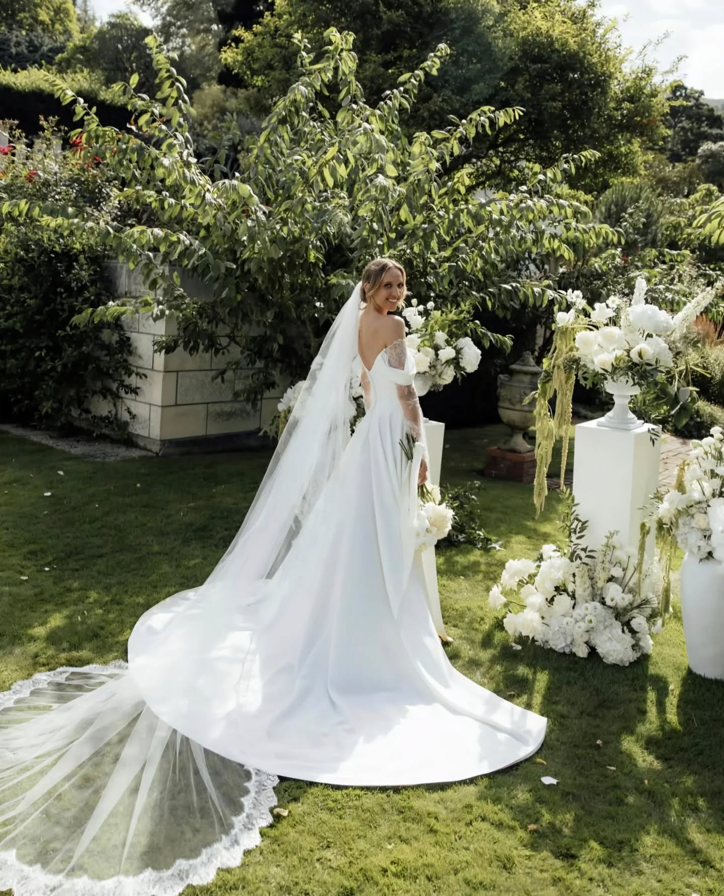 S U M M E R
Because this weather is giving us the slightest hint of days like this to come ✨️
Over a year since this beautiful wedding! Bespoke veil and perfectly altered dress to bring the look together ✨️
📷 - @georgeandjane__
#bespokeveils #weddingdress #weddingday