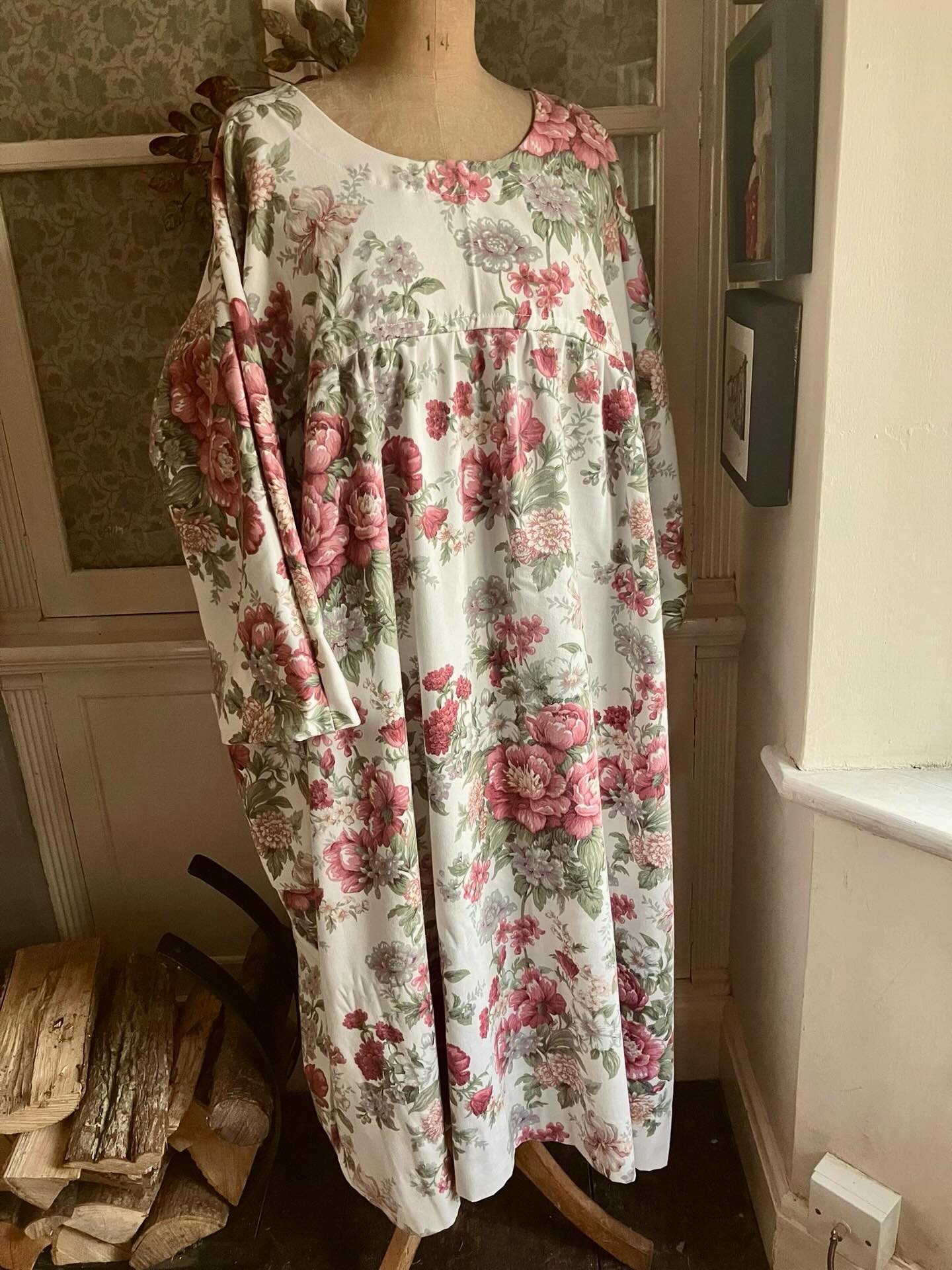 Alongside all the fun of felting, I’ve been doing a bit of dressmaking too. I’ve turned some beautiful vintage curtains into smock style dresses with big patch pockets (which are an absolute must!).
They’re shown on a size 14 dummy called Doris, but I’m considerably larger and they still work beautifully oversized.
They’re really comfortable and perfect if you like something a bit different!
All 3 are available… currently!
#dressmaking #handmade #countrycore