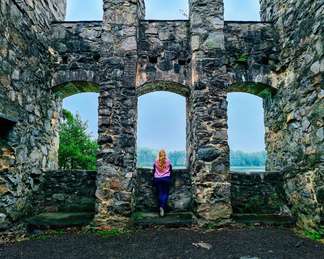 One of the fun things about living by old ruins is wondering over there when you need a break. Since this one is on an island, I get to watch the mist descend upon the lake, or birds land on the water. More often then not I just end up reading or writing. The walk around the lake is just a refreshing and a good way to reset during the work day (and find berries or mushrooms!)..⠀⠀⠀⠀⠀⠀⠀⠀⠀
. ⠀⠀⠀⠀⠀⠀⠀⠀⠀
#oldcastles #perfectlyframedmoments #visitsmaland #rockywalls #wekeepmoments #gloomandglow #myquietbeauty #alliseeispretty #inthequiet #slowandsimpledays #folkloreandfairytales #darkacademia #quietinthewild #simpleandstill #thatvelvetfeeling #pursuewhatislovely #beautifulmatters #darlingmoments #everydaymagic #aseasonalshift #wornandweathered #seasonpoetry #beautyintheeveryday #moodmagic #thatmagicmood #inbeautyandchaos #lastdaysofsummer #visitsweden