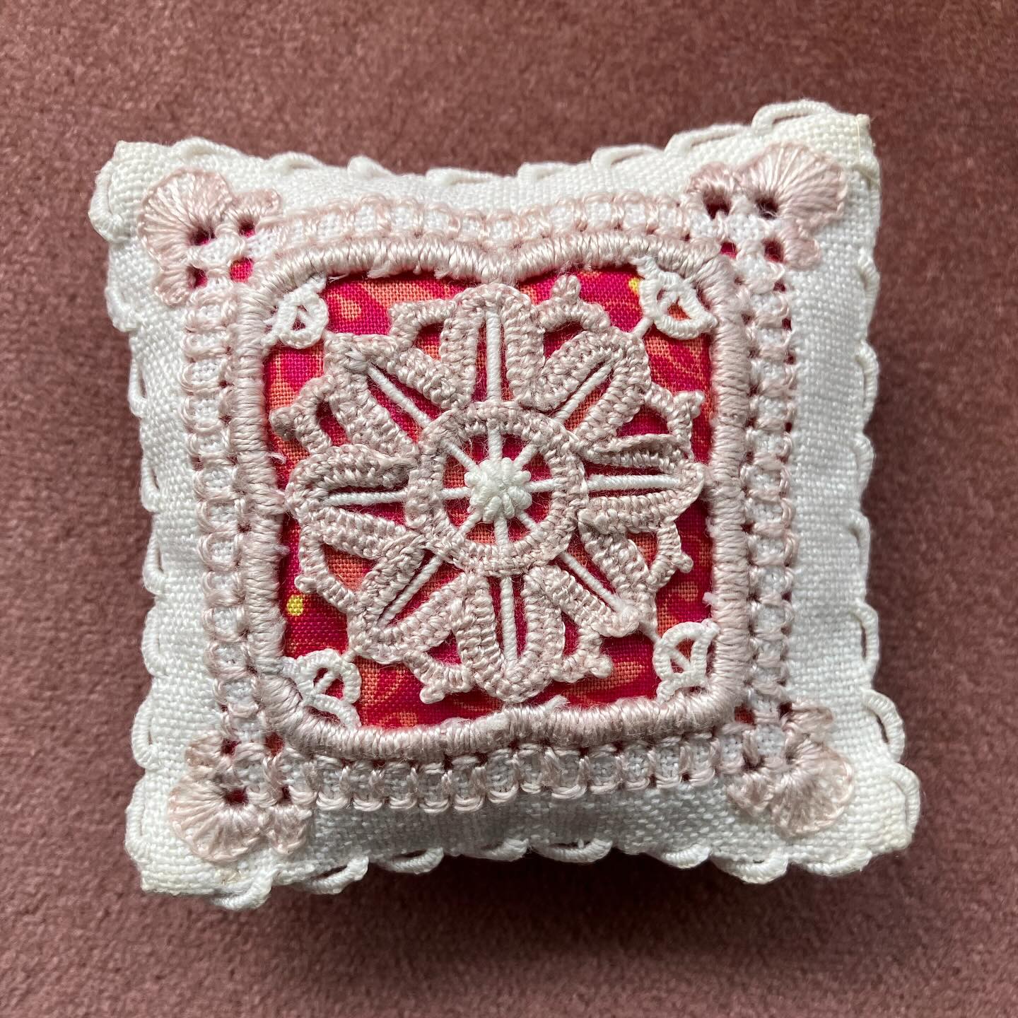 Finally finished a piece of Ruskin Lace that I started a few years ago. The pink is vintage Pure Flax Embroidery Thread by J Harris and Sons of Cockermouth that I found in an antique market. Given this lovely embroidery technique is unique to the Lakes District it seemed right to include it in a piece.
#ruskinlace
#handembroidery
#handembroidered
#linenthread
#lakedistrict
#cockermouth
#pincushion