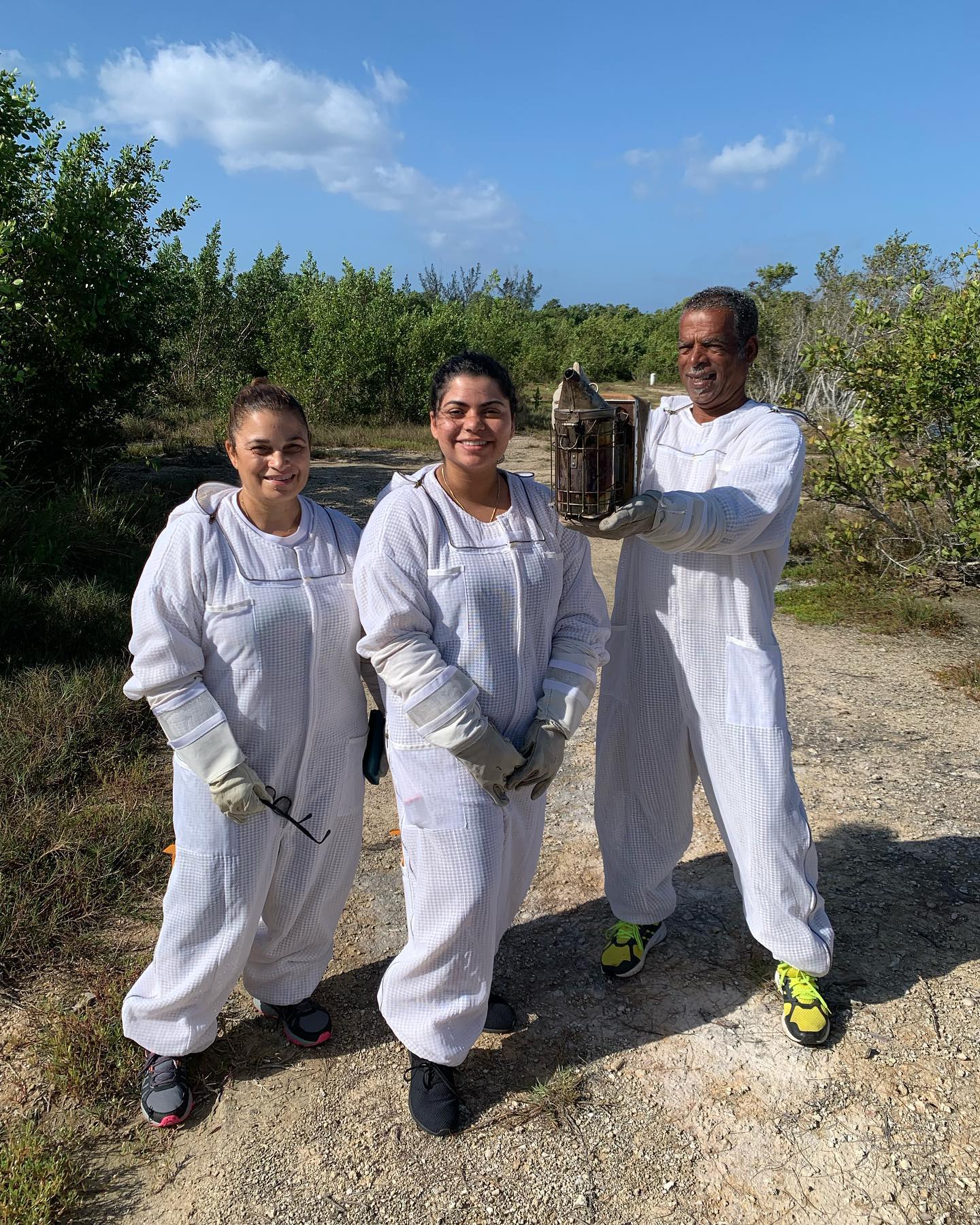 BEEKEEPING TOUR ππ― #bees #beekeeping #local #honey #experience #outdoors #grandcayman #caymanislands