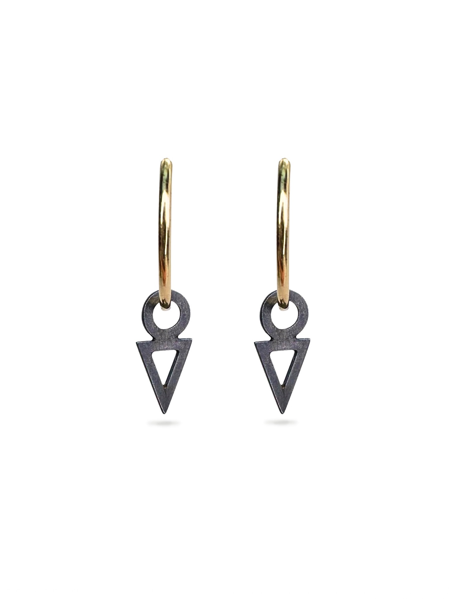 Next in the curated edit are the Haven Earrings, my personal favourite.
I come back to this design again and again because it’s bold yet elegant and easy to wear, even on the most ordinary days. The geometric forms sit on polished hoops and move beautifully, giving a refined, modern feel without being fussy.
Each pair is handmade by me in small batches using 100% recycled sterling silver, with the option of sterling silver, 14k gold-filled, or solid gold hoops. Lightweight, comfortable, and designed to last.
What metal combo would you choose?
Let me know in the comments 👇
The curated edit is now live on my website via the link in my bio.
#handmadejewellery #ethicaljewellery #modernjewellery #everydayearrings #havenearrings