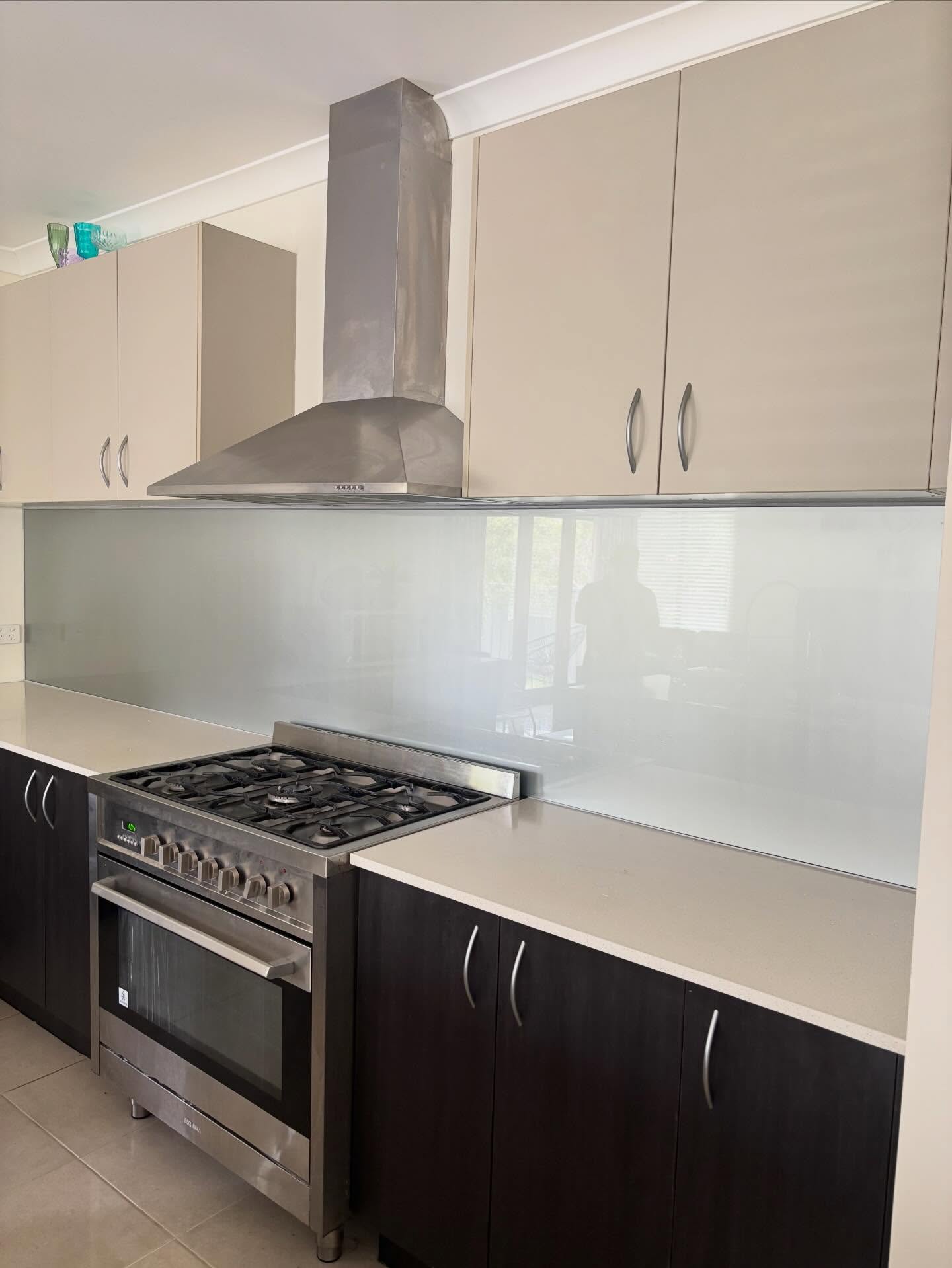 Metallic silver splashback, measured with precision and installed in Cranbourne West. 💦