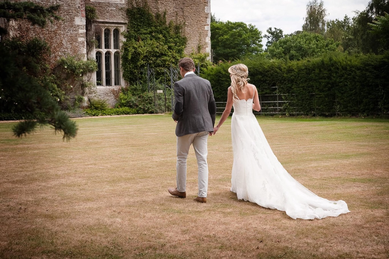 As a huge #bridgerton fan, I’m only mildly excited that I married my best friend some 9 years ago @loseley_park - this seasons’s cottage on #bridgertonseason4 ❤️
@kimptona photo 😀
#loseleypark #weddingday #surreywedding