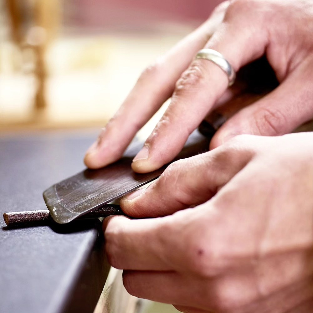 Notre savoir-faire traditionnel emmène nos créations vers un raffinement unique.
#prouesbydavidhanna #savoir-faire #hautemaroquinerie #creative #passion #leatherbag #love #atelier #fabrication