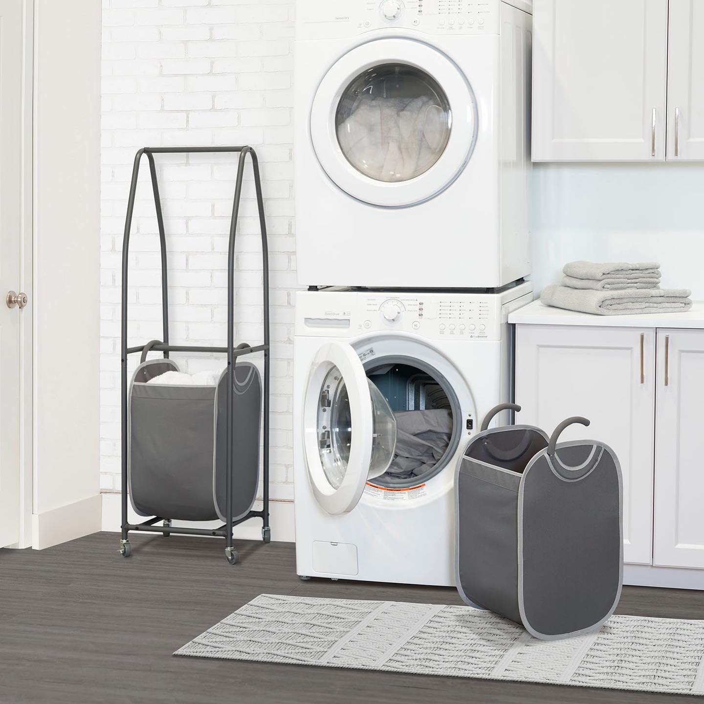 Does laundry day have you stressed? 😫 Make it that much more easy with our Vertical Sorter!! Lightweight and east front-loading totes to store and sort your laundry 😇
Our 2-Tier Rolling Vertical Laundry sorter also comes in 3 other colours available on our site 🧡 #neatfreak