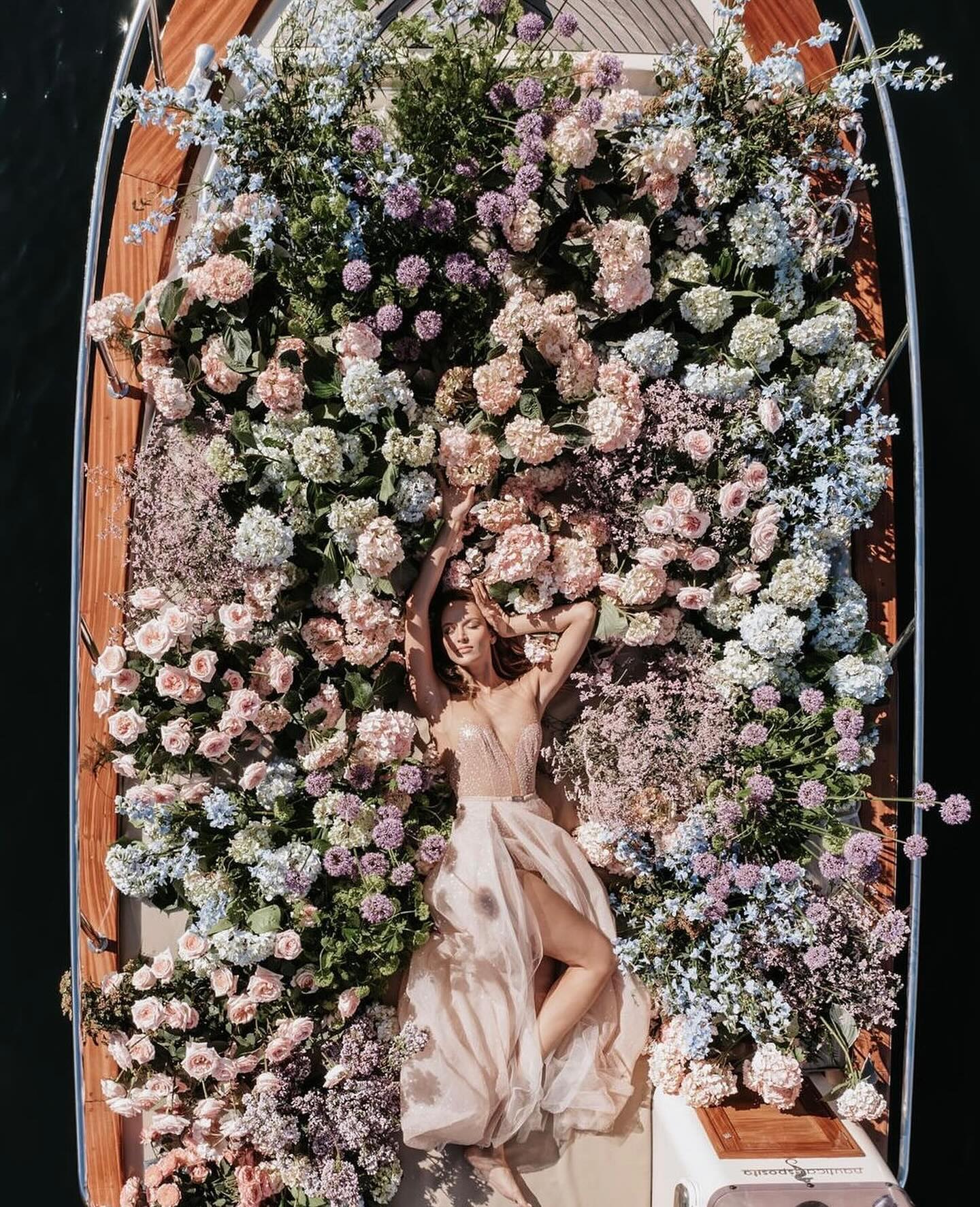 Meet @floralsandco the ingenious floral artist who continually dazzles us with her boundless creativity and innovative designs! 🌸💡 With an unparalleled ability to think outside the box, she transforms simple flowers into stunning masterpieces that leave us speechless. 🌿✨ Whether she’s crafting whimsical bouquets, enchanting centerpieces, or breathtaking floral installations, Florals and Co infuses each creation with her unique flair and ingenuity. 🌺💫 Her attention to detail and passion for pushing the boundaries of traditional floral design set her apart as a true trailblazer in the industry. 🌼🎨 We’re endlessly inspired by her talent and vision, and we love her as a friend and one of our recommended suppliers! 💐💖 we are obsessed with this Lake Como shoot with the talented team @lisagioloitalianluxevents