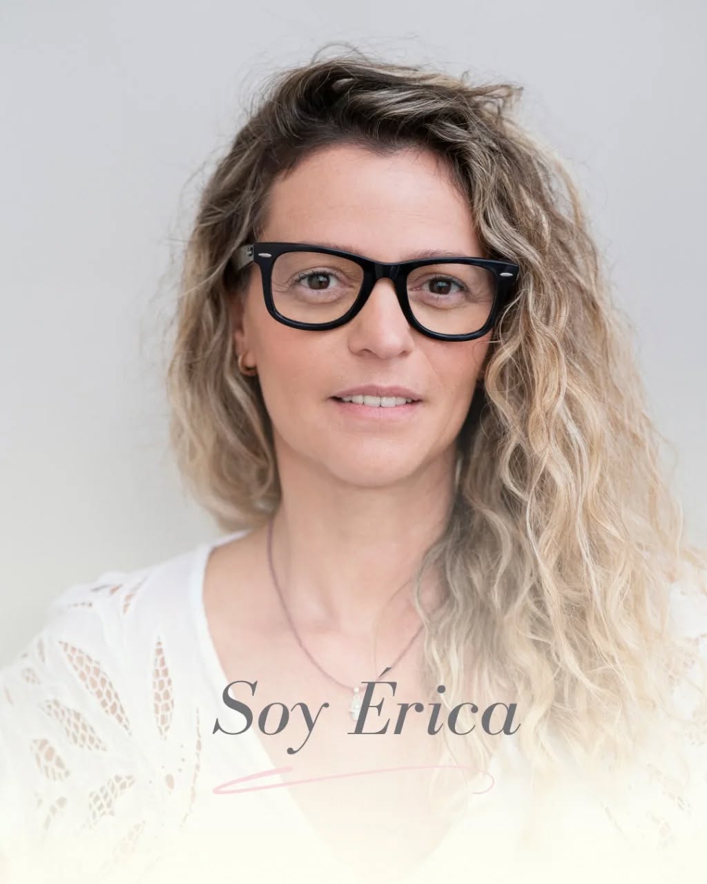 Soy Érica
🌿 Hace más de 25 años hice mi primer curso de filosofía, entrenamiento y desarrollo mental. Siempre tuve curiosidad por estos temas y en mi casa se hablaba con naturalidad y libertad de la energía y cómo esta influía en nuestra realidad.
🧘 Desde mi adolescencia, he aprendido a meditar conscientemente, hacer imposición de manos y clarividencia. Entendí que el cerebro está ahí para “acatar órdenes” y es una herramienta poderosa para conquistar objetivos, pero solo una herramienta. Viajé para participar en meditaciones masivas y capacitarme en diferentes lugares, siempre con la idea de construir un mundo mejor para mí y mi entorno.
✨ Me formé como reikista, alcanzando el Máster, y también hice la maestría en Registros Akáshicos. Soy instructora de meditación, practicante de yoga, consteladora familiar, terapista sonora y vibracional con flores de Bach. Me capacité en el uso de cristales para sanación, tengo certificación en breathwork y soy experta en sahumos con hierbas y resinas. Soy una eterna estudiante, siempre en búsqueda de terapias que lleven al bienestar integral. Cada meditación, taller y sesión que facilito es una experiencia única y sanadora.
#Meditación #Reiki #Coaching #ConstelacionesFamiliares #RegistrosAkáshicos
#Cristales #SoundHealing #Yoga
#BienestarHolístico #SanaciónEspiritual #Miami #Florida