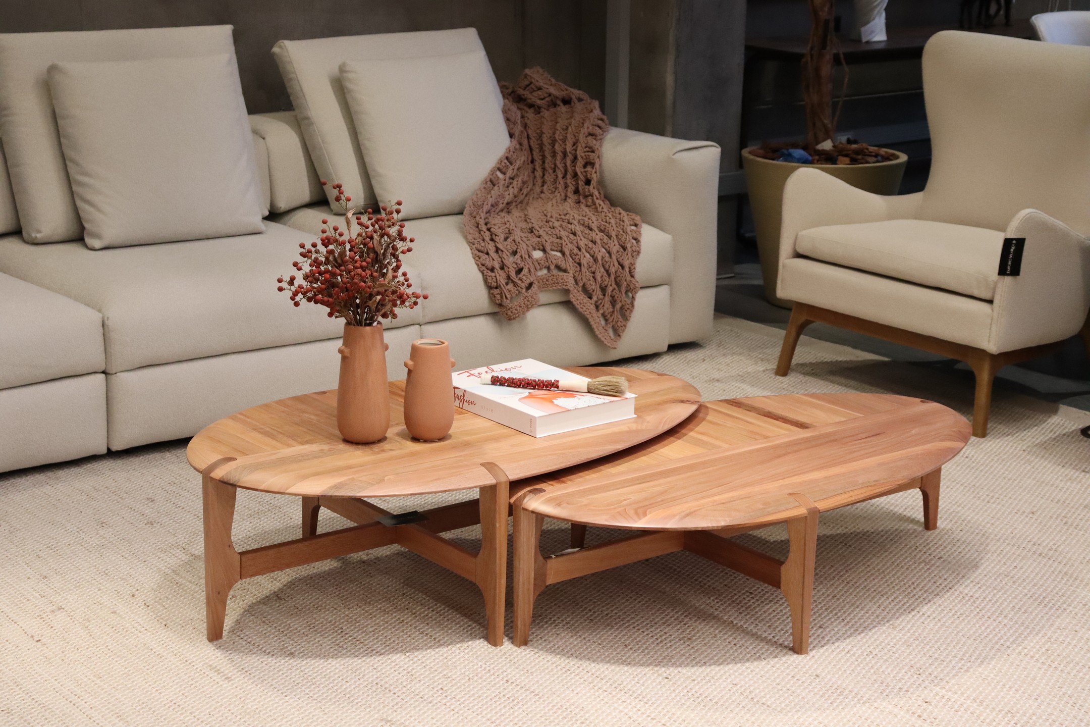 mesas de centro FOGLIA
em madeira de jequitibá ❤️
design @ampezzanmaciel.design
coleção Bossa Nova
De Lavie Decor
#mesasdecentro #delaviedecor #delavie #design #decor #moveiscomdesign #coffeetable #moveisdemadeira #mueblesdemadera #woodenfurniture #brazilianfurniture #mueblesbrasileños
