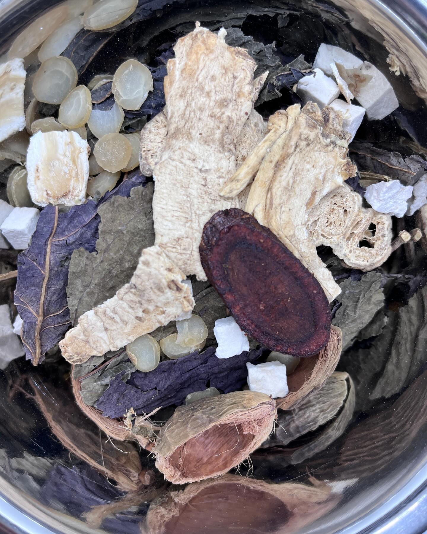 Today in the apothecary - making glycerite tinctures. Perfect for kids 👧 and those who are staying away from alcohol. Pictured is Huo Xiang Zheng Qi Wan. #traditionalchinesemedicine #chineseherbalmedicine #makingherbalmedicine #tincturemaking #glycerites