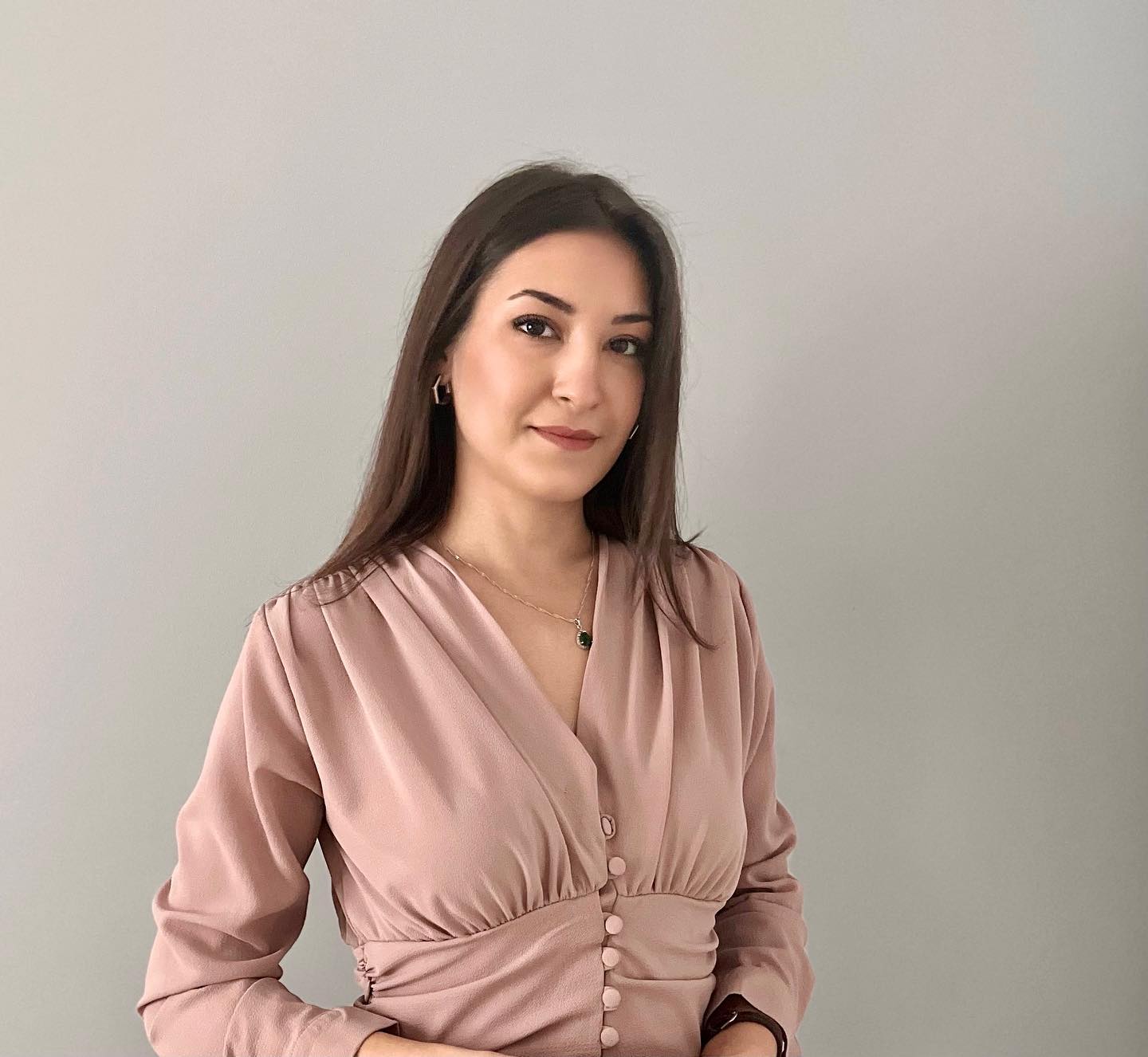 Çalıştığım kurumda yapacağım bir seminer için çektik bu fotoğrafı. Ne zor iş, poz vermek 🤦♀️ Saçım düzgün müydü, karanlık çıkmadı değil mi diye diye işimize yarayabilecek bir fotoğraf bulduk sonunda.
Bende hazır çekmişken profilimdeki fotoğraflara bir yenisini eklemek istedim.
Sonra fark ettim ki günlük yaşamımda da zahmetli olduğunu ya da bazen anı kaçırdığımı düşündüğüm için fotoğraf çekmiyorum bile. Halbuki anı biriktirmeyi severim. Dönüp dönüp o anıları tekrar hatırlamayı, o fotoğraflara gülümseyerek göz gezdirmeyi de.
Kendime not: davranışların ihtiyaçlarını karşılıyor mu bir bak. Belli ki daha sık fotoğraf çekmek ihtiyaçlarından biri.
Bu arada seminer, ebeveynlere yönelik. Kurum dışından katılmak isteyen ebeveynlere de açık. Kısa bir süre sonra duyurusu yapılmış olacak, bende buradan paylaşmış olurum🌱
#psikoloji #ebeveynlik #onlineterapi #psikoterapi #ebeveyntutumları #etkiliiletişim #etkiliebeveynlik #pozitifdisiplin
