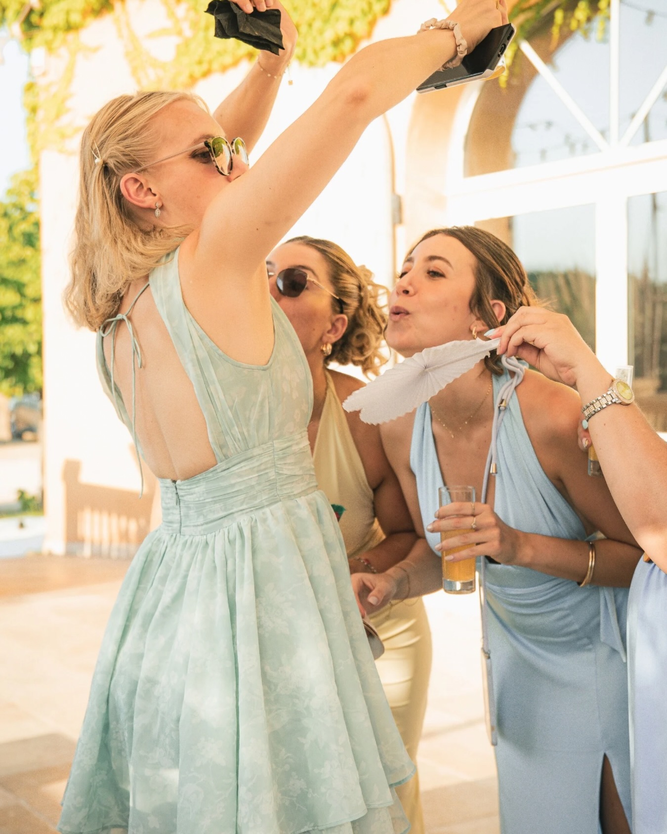 Des éventails qui s’animent.
Des invités réunis.
Une atmosphère qui s’installe doucement 🤍
Bienvenue au Mas des Auréliens ☀️
📸 @santiagof_wedding by @cruz_prod13
#MasDesAureliens
#Mariage
#LieuDeReception
#WeddingProvence