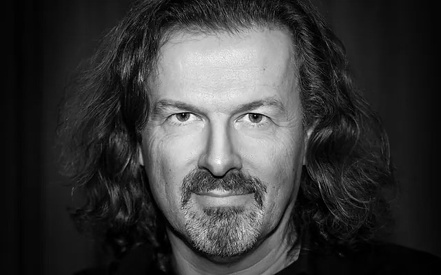 Blues & Rock Night im Kaliforni!
Freitag 17. Juli 2024 mit Kurt Ackermann Trio!
Tauche ein in eine Welt, in der Wein, Essen und Musik zu einem unvergesslichen Erlebnis verschmelzen. Unsere einzigartige Atmosphäre, eingebettet im Herzen des Rebberges Seemühle und direkt am Walensee, lädt dich ein, die Sinne zu erwecken und das Beste aus Tapas-Küche, Wein & Musik zu geniessen.
Kurt Ackermann ist ein vielseitiger Musiker aus Lichtenstein, der seit über dreissig Jahren in der Musikszene aktiv ist. Seine Musik reicht von akustischen Gitarrenklängen bis zu elektrischen Gitarrenriffs. Er hat zwei Alben veröffentlicht und mehrere neue Singles herausgebracht. Eine beeindruckende musikalische Reise erwartet uns!
Gestartet wird um 18.30 Uhr mit Wein & Tapas Buffet.
Konzert ab 19.30 Uhr (bei jeder Witterung im grossen „Nomad“ Zelt).
Preis: CHF 25.00 pro Person für Konzert. (Platzzahl beschränkt).
Abendkasse.
Ticket reservieren (empfohlen) unter:
kontakt@casanova-weinpur.ch oder Telefon +41 79 218 91 38
Marco Casanova
#konzert#blues#rock#night#grotto#kaliforni#tapasbar#finewine#bio#demeter#winelovers#weingut#casanova#weinpur#walenstadt#see#willkommen