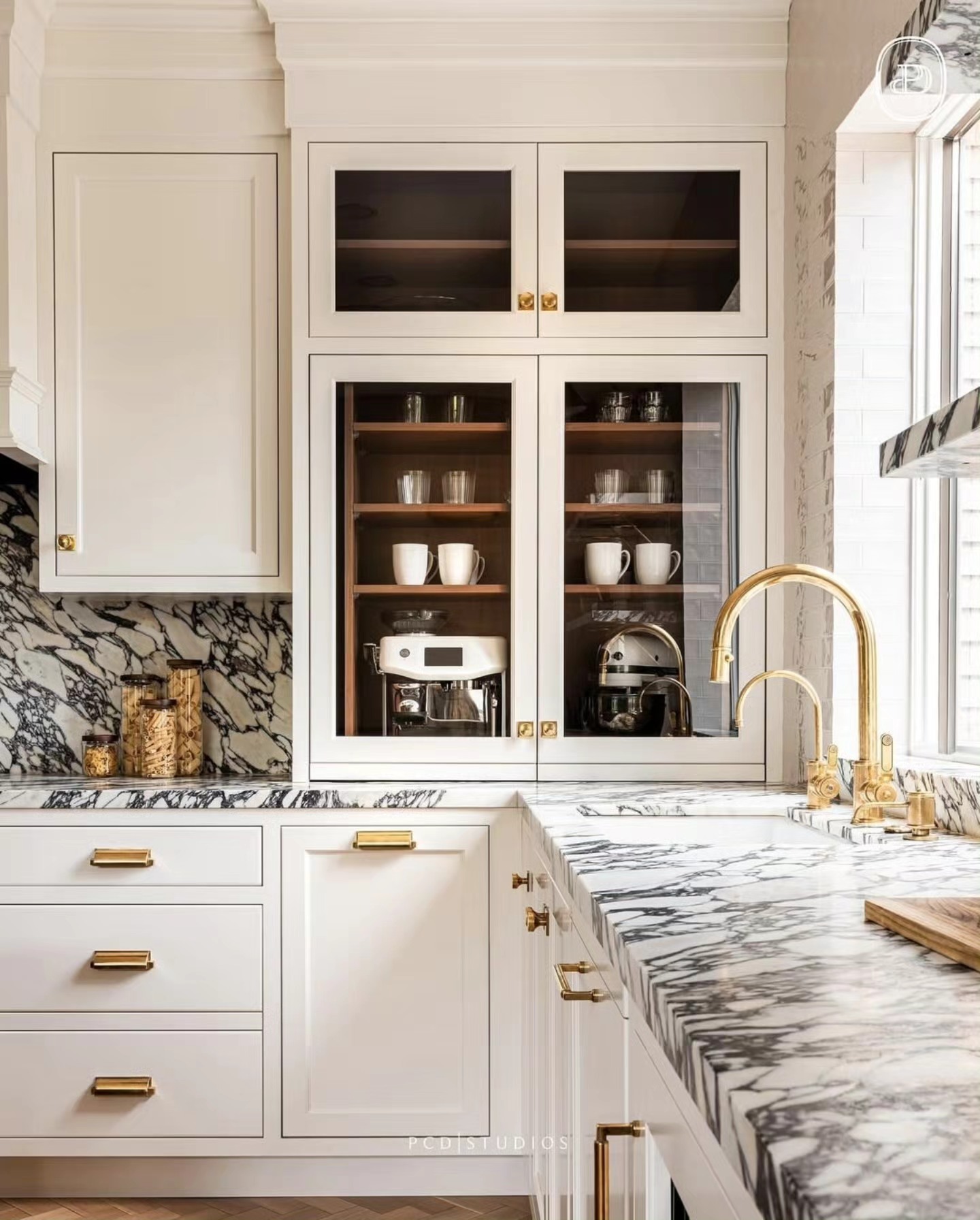 INSPIRATION: Lovely cabinetry design by @pcdstudios