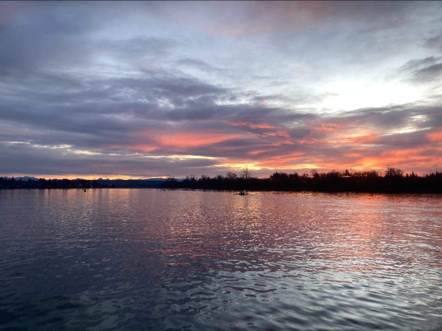 No Friday the 13th worries here! 🌅
PRC groups out this morning:
-Independent scullers
-Men’s and Women’s Competitive Teams in mixed boats
-Sculling 2
-Montlake Rowing Club
-Sculling 4
Join us! There is no better way to spend the winter on the water than at Pocock Rowing Club.